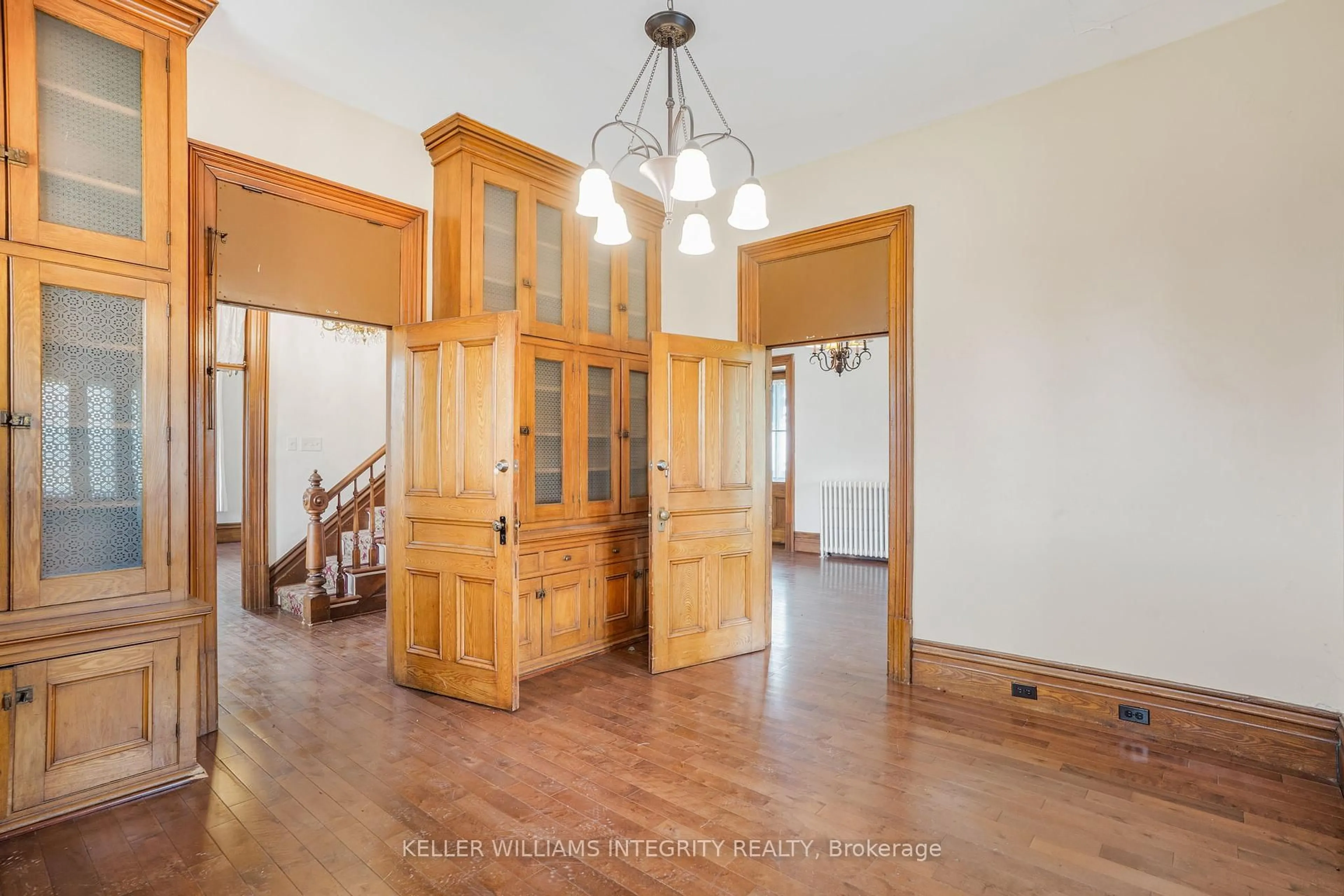 Indoor foyer for 1995 Principale St, Hawkesbury Ontario K0B 1B0