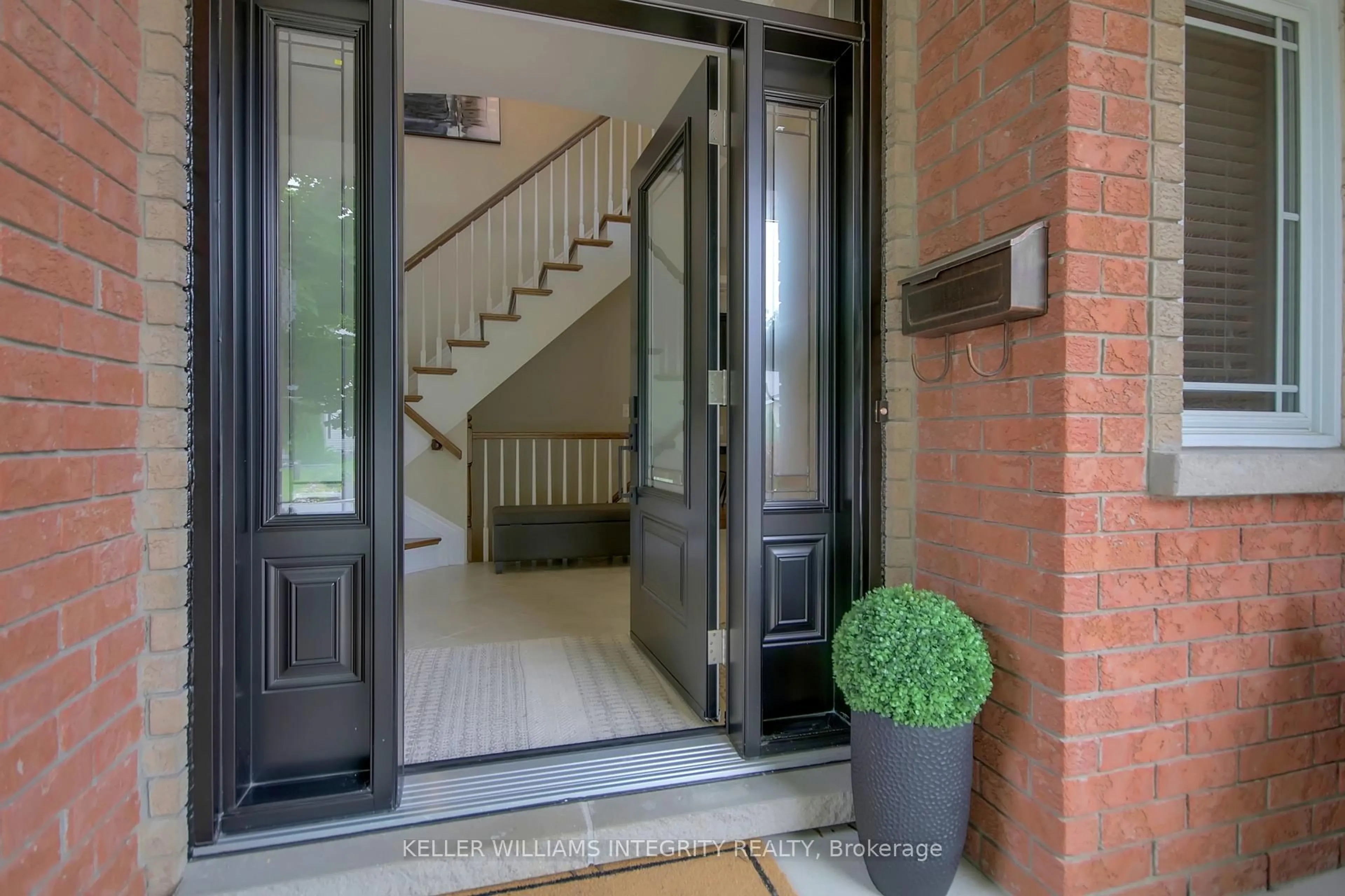 Indoor foyer for 17 Feldspar Cres, Stittsville Ontario K2S 1Y3