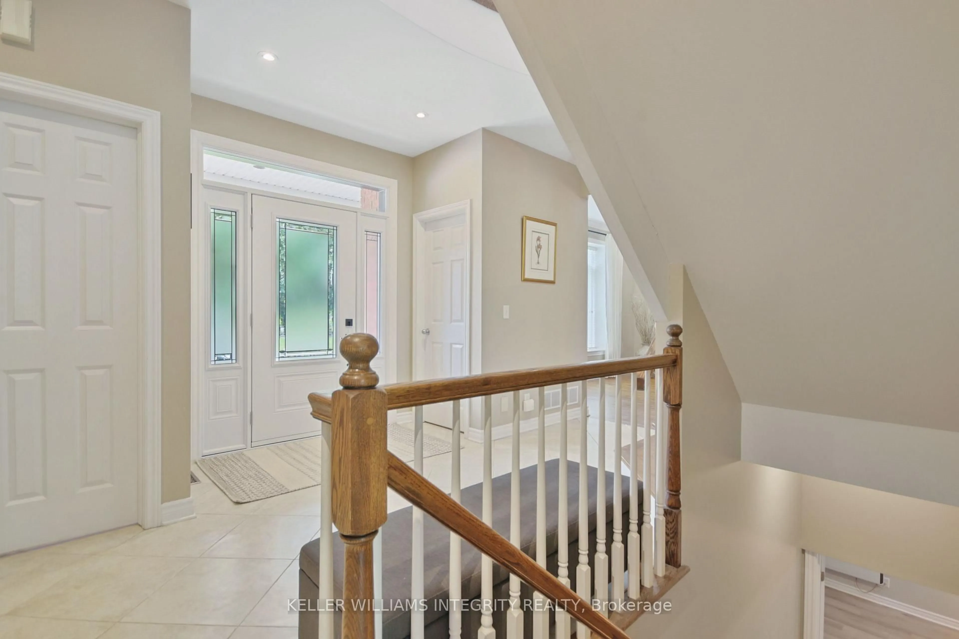 Indoor foyer for 17 Feldspar Cres, Stittsville Ontario K2S 1Y3