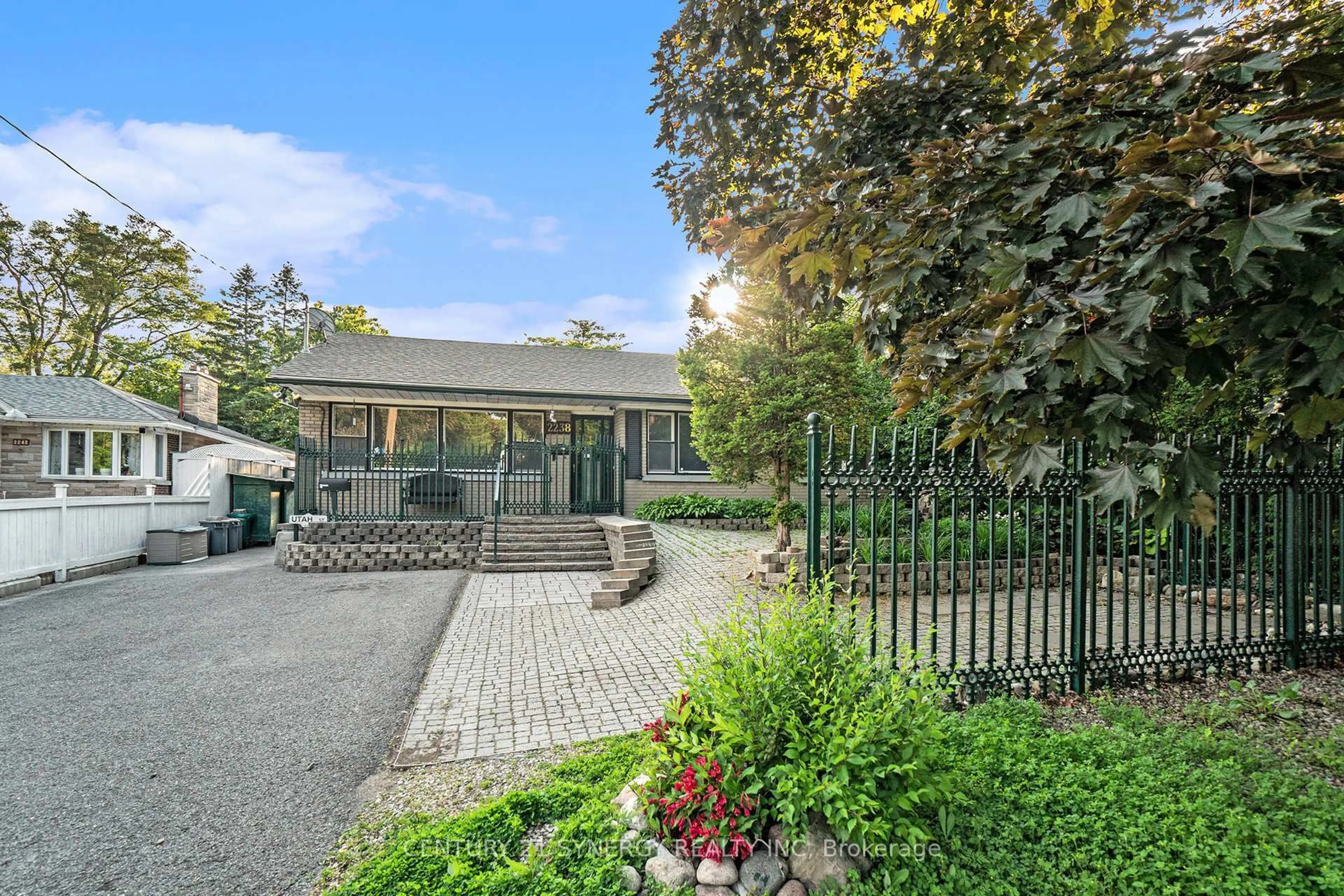 A pic from outside/outdoor area/front of a property/back of a property/a pic from drone, street for 2238 Utah St, Ottawa Ontario K1H 7W8
