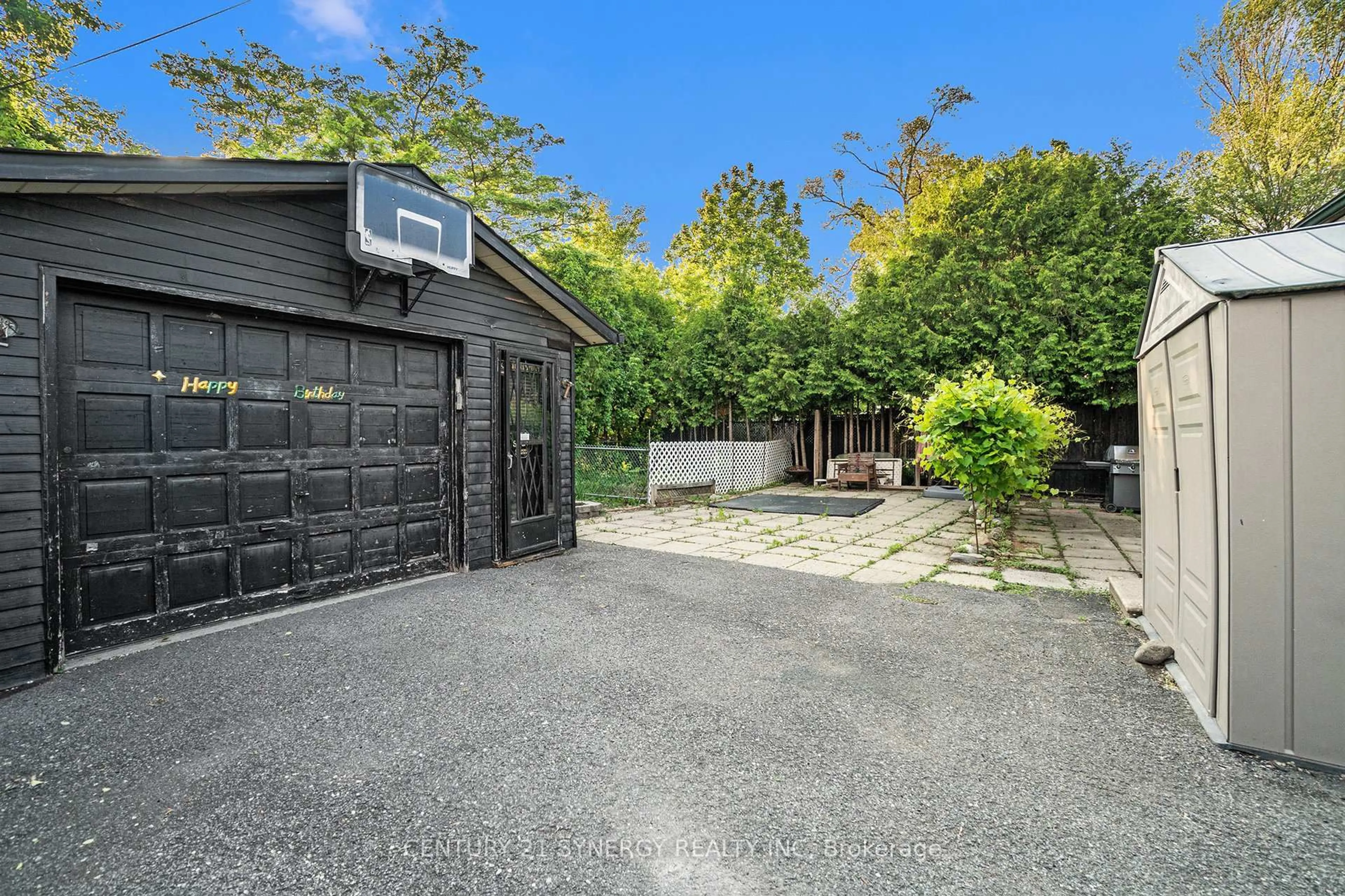 Indoor garage for 2238 Utah St, Ottawa Ontario K1H 7W8