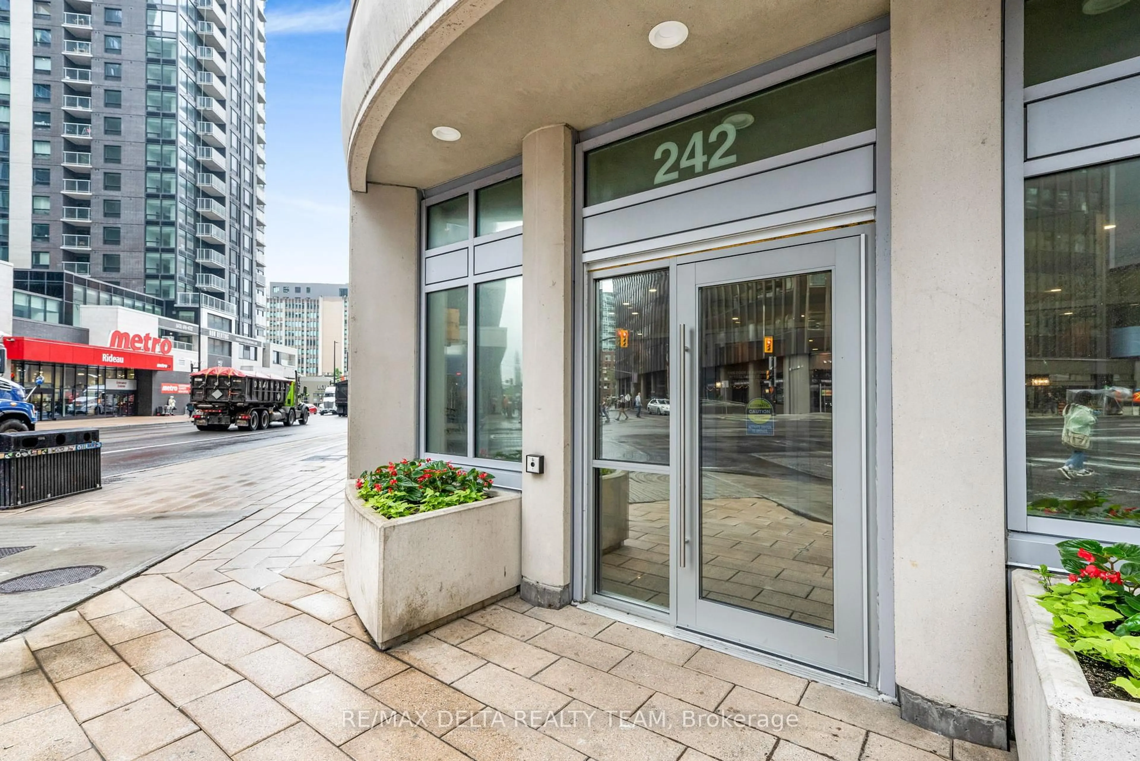 Indoor foyer for 242 Rideau St #403, Ottawa Ontario K1N 0B7