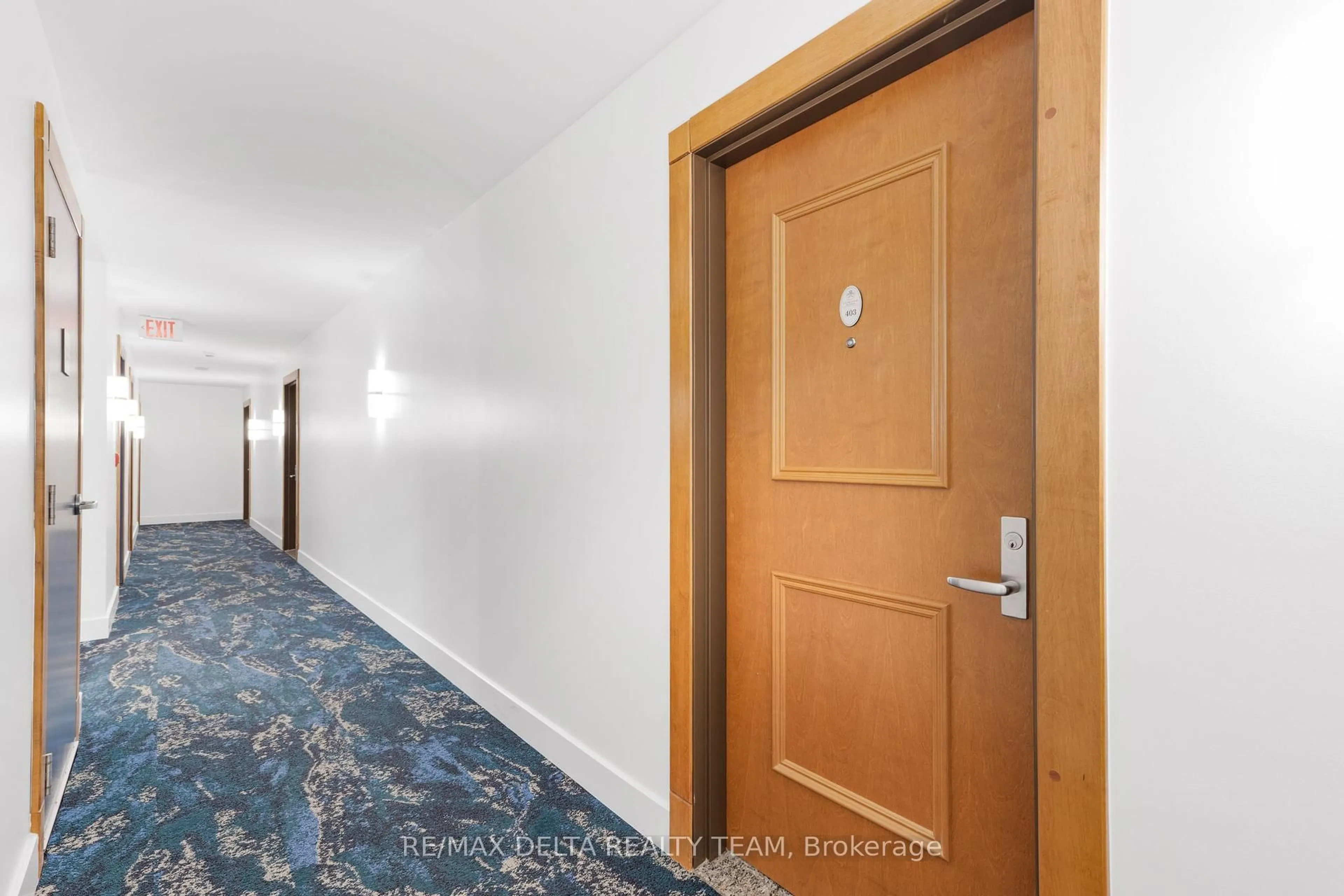 Indoor foyer for 242 Rideau St #403, Ottawa Ontario K1N 0B7