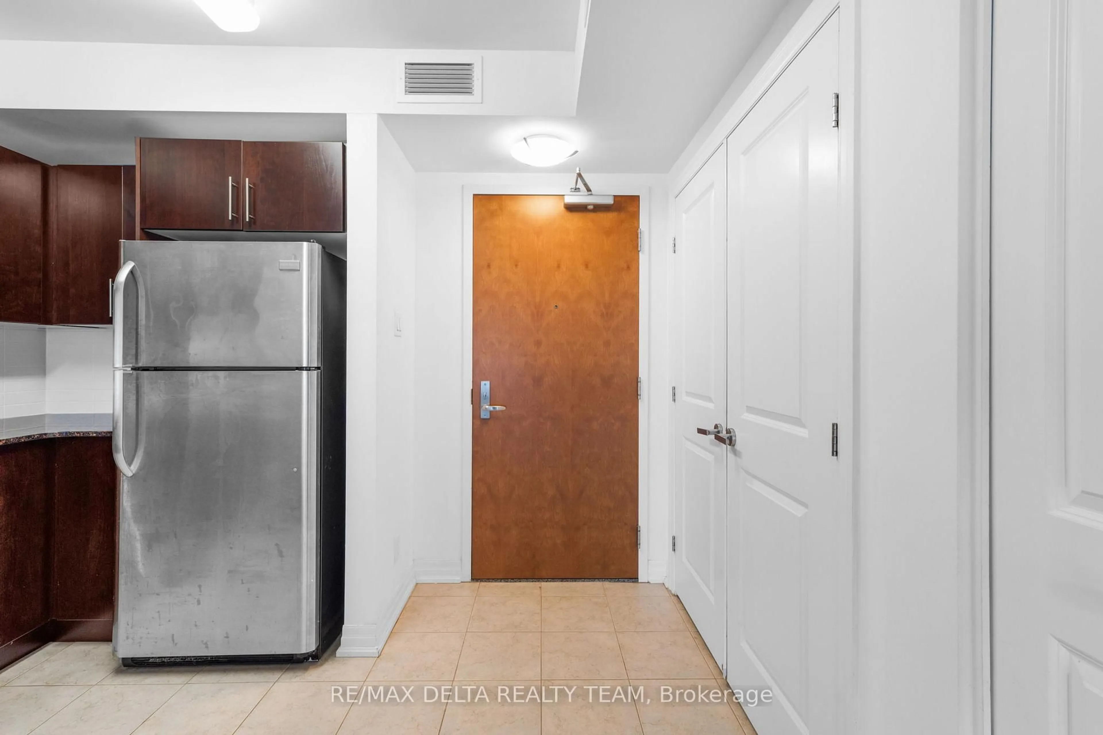 Indoor entryway for 242 Rideau St #403, Ottawa Ontario K1N 0B7