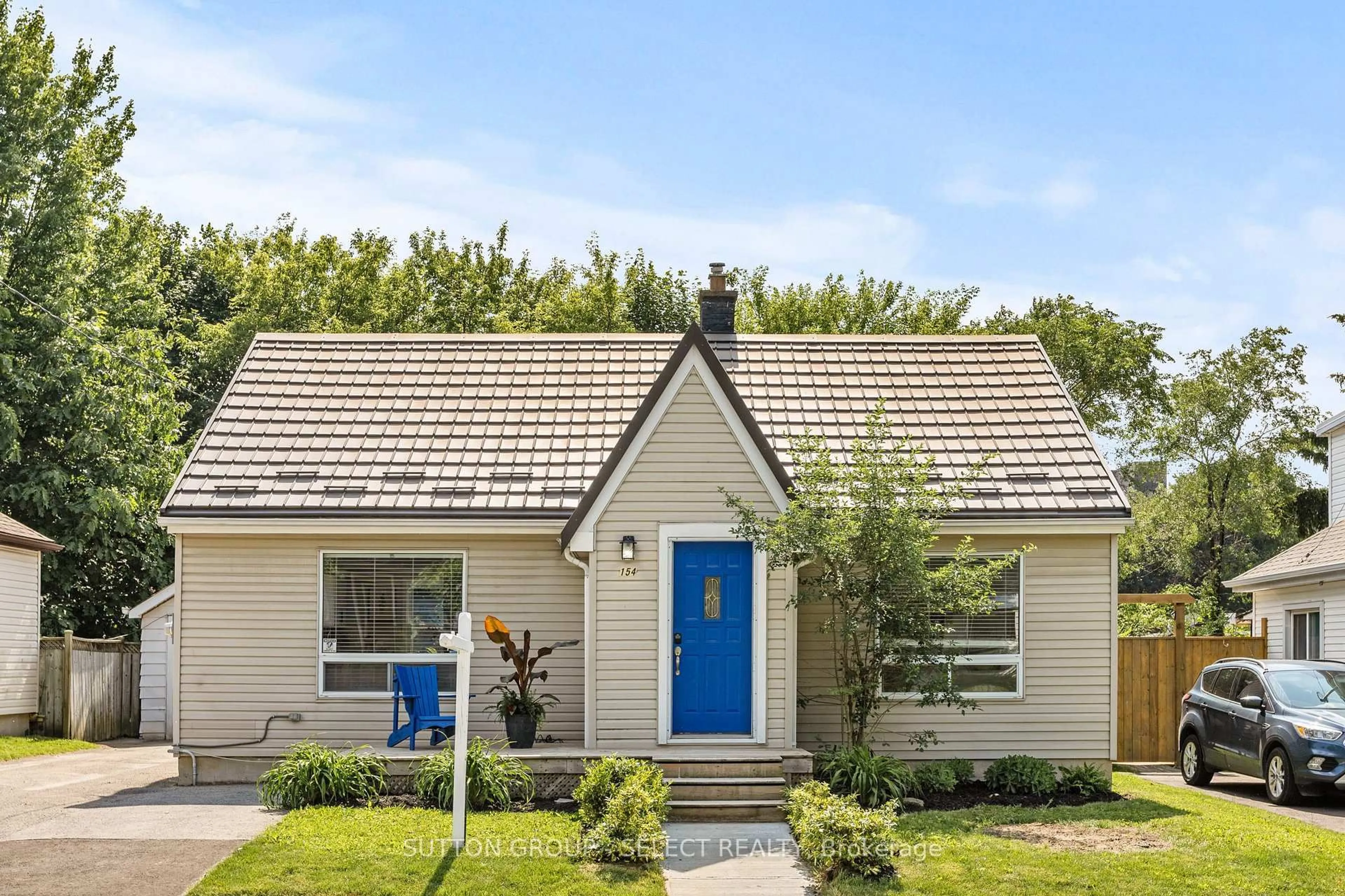 Home with vinyl exterior material, street for 154 Foster Ave, London North Ontario N6H 2L1