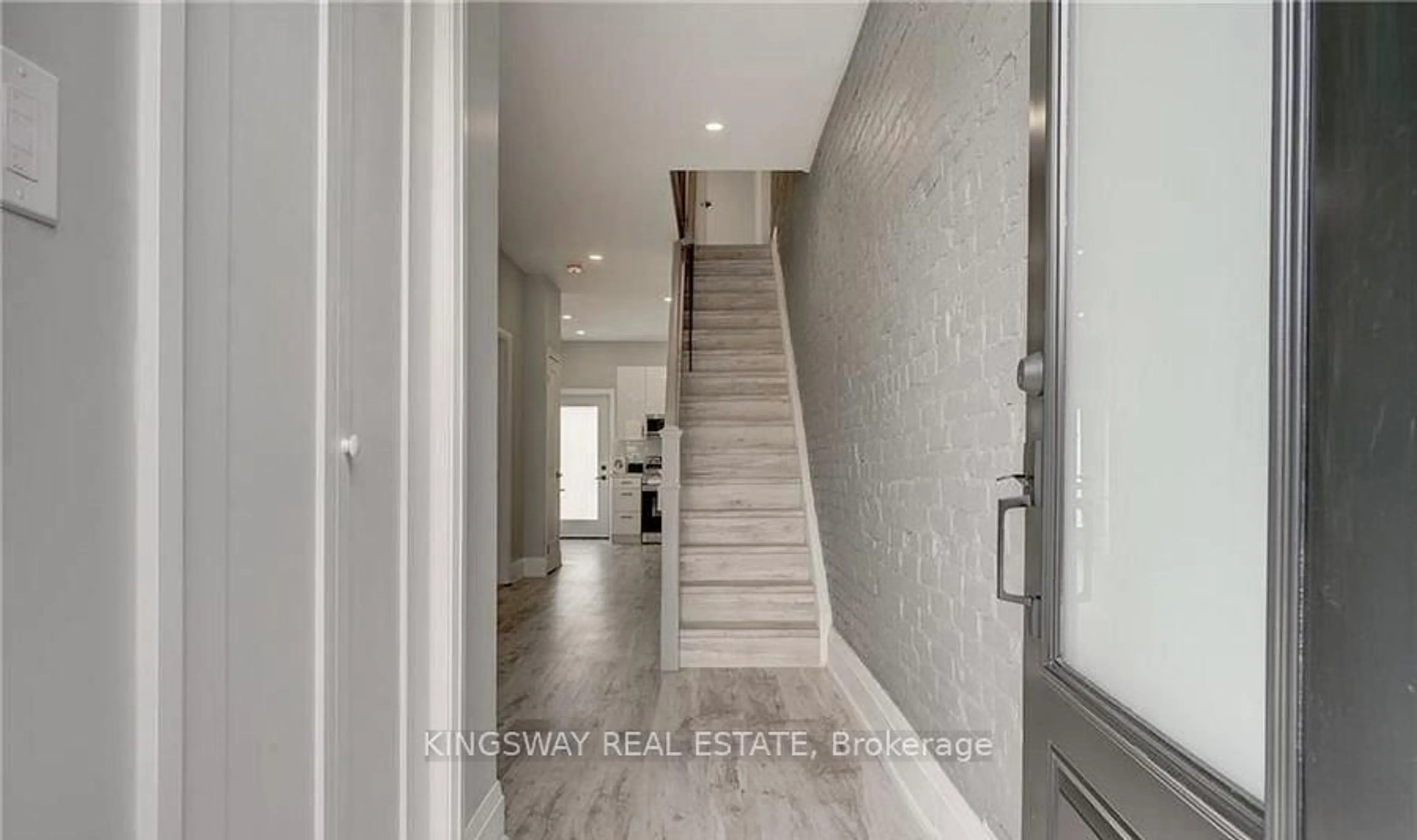 Indoor entryway for 42 Madison Ave, Hamilton Ontario L8L 5Y4