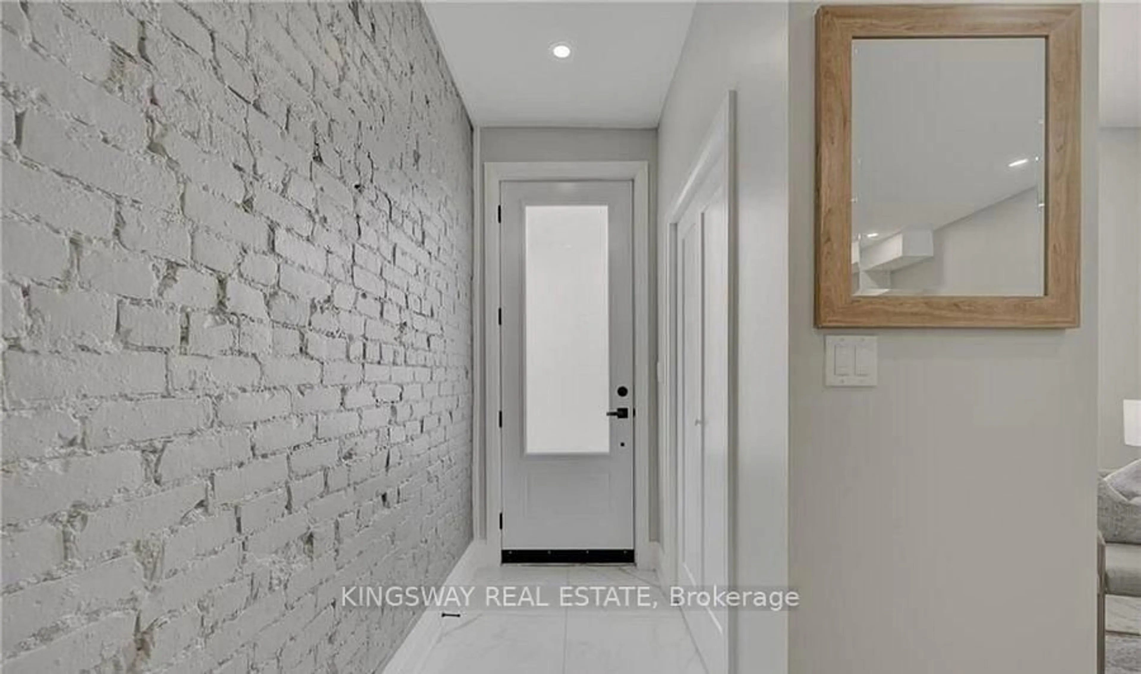 Indoor entryway for 42 Madison Ave, Hamilton Ontario L8L 5Y4