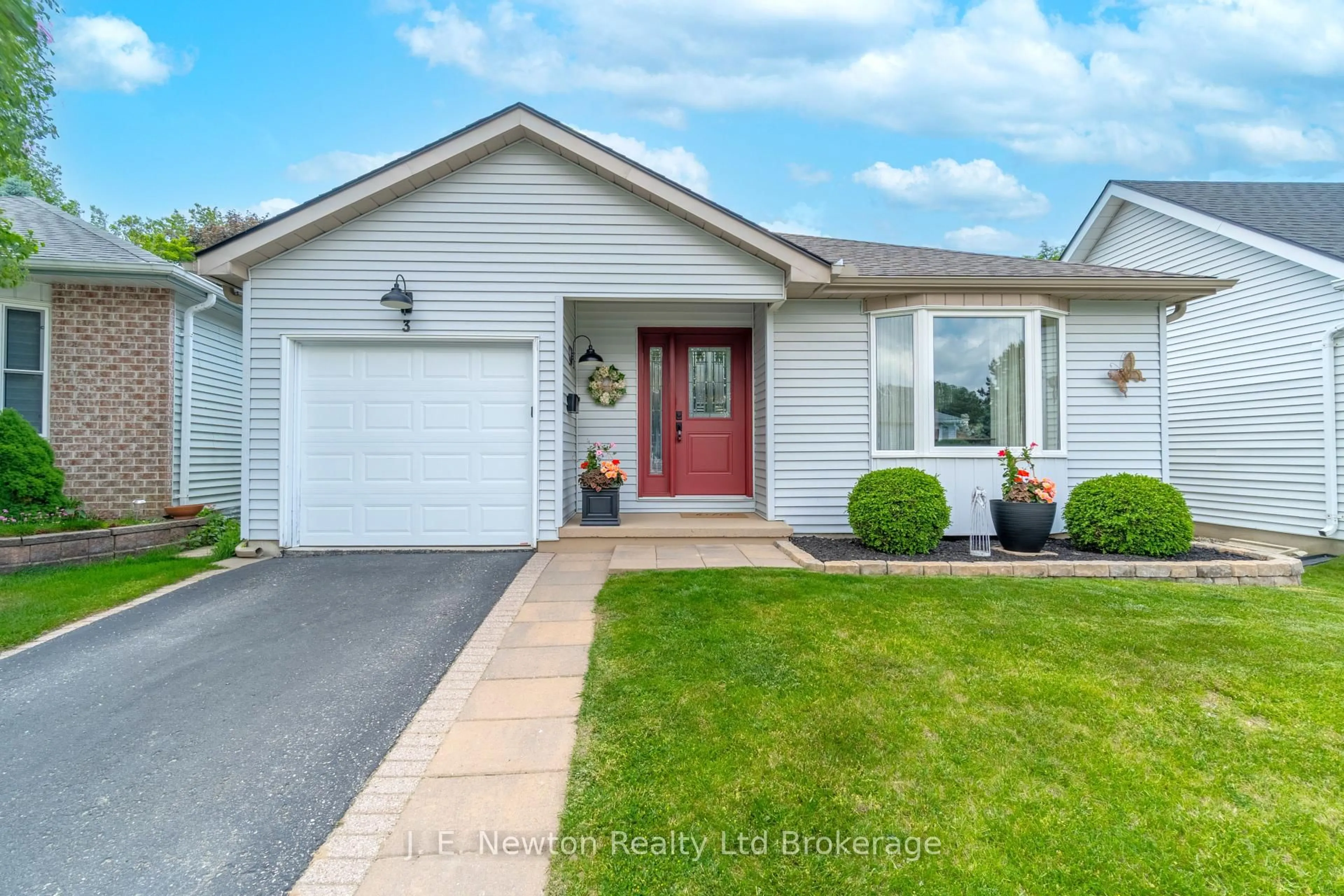 Home with vinyl exterior material, street for 3 Mcdonald Crt, Tillsonburg Ontario N4G 5L8