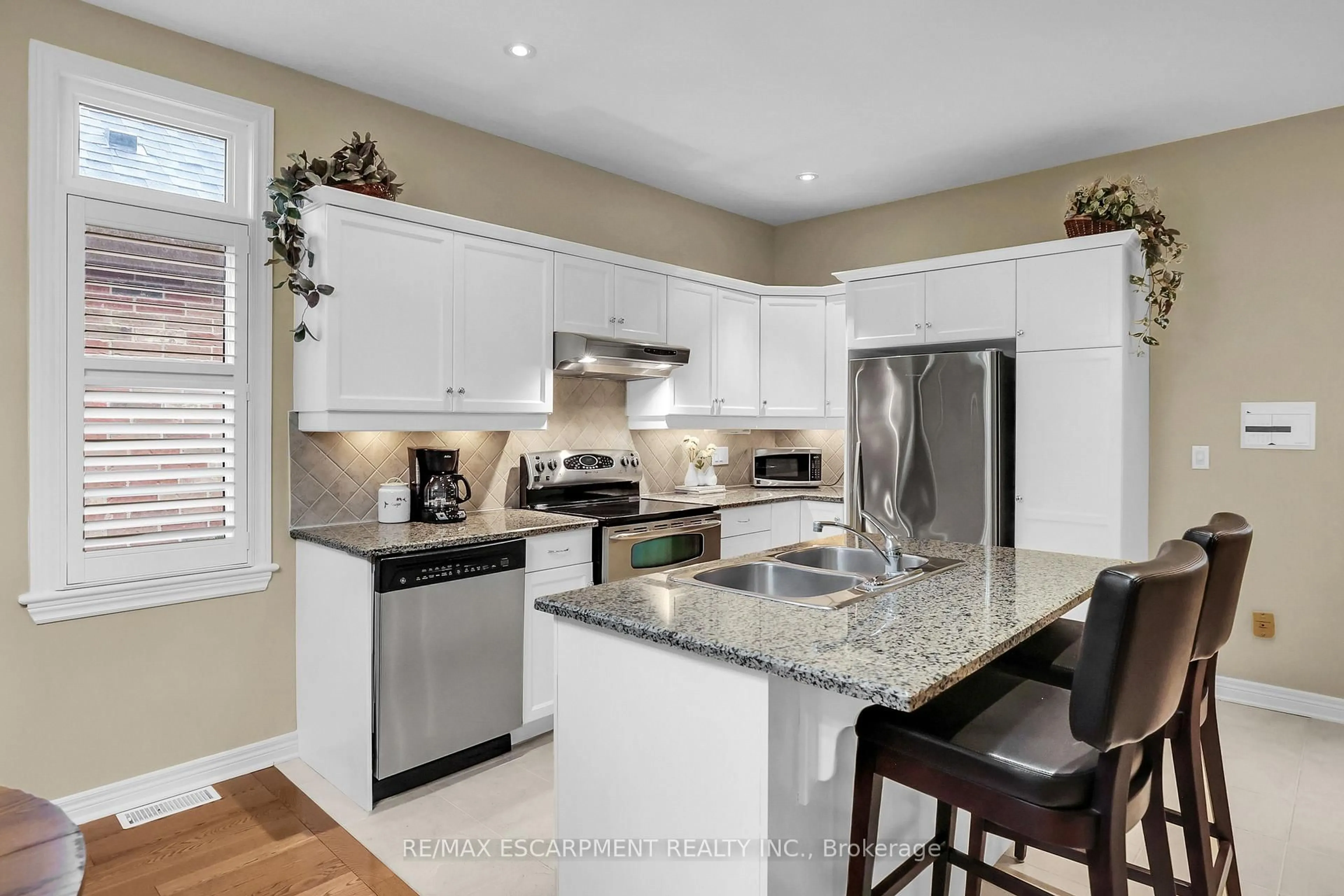 Open concept kitchen, ceramic/tile floor for 8 Muscat Dr #4, Grimsby Ontario L3M 5S7