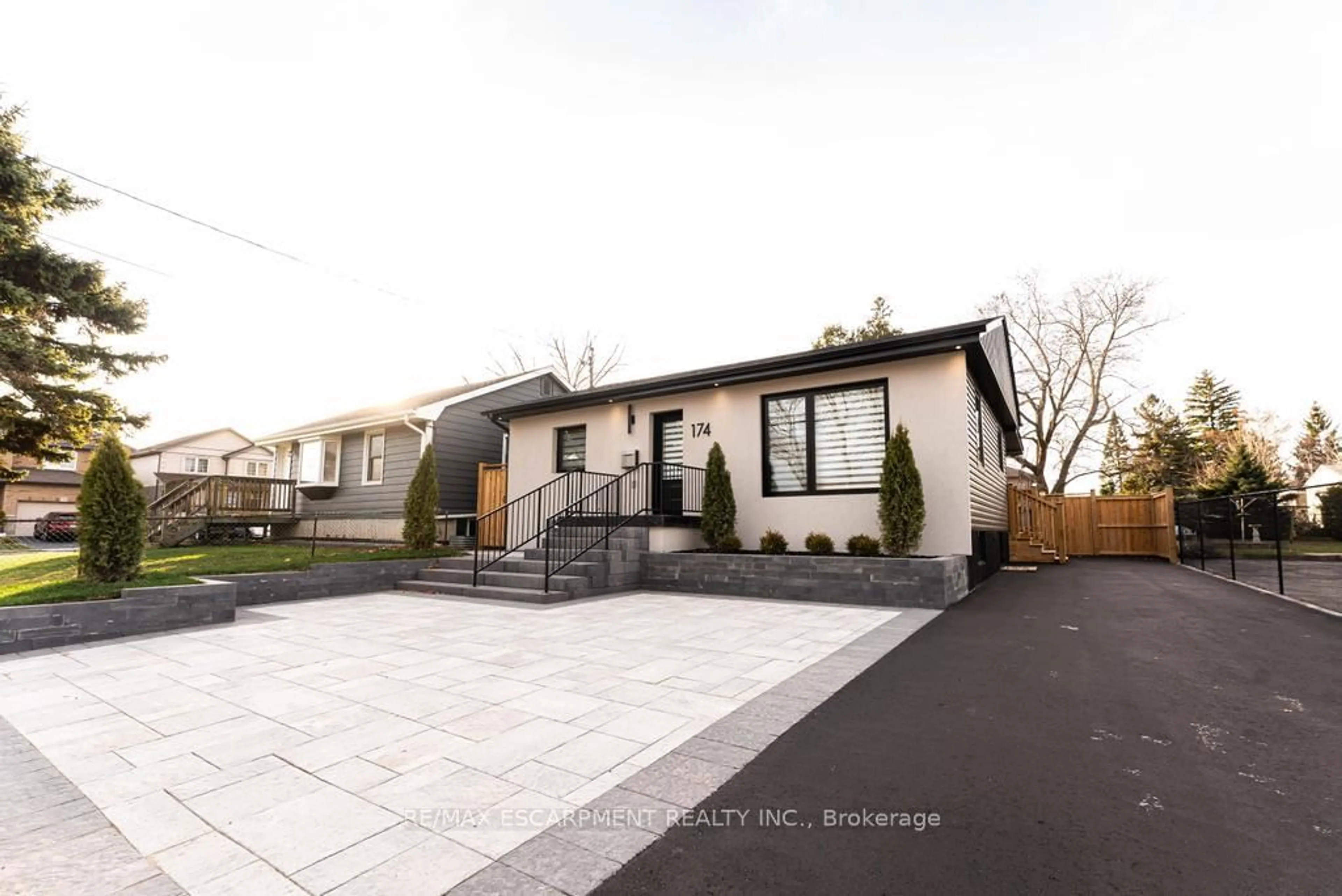 Home with vinyl exterior material, street for 174 ROXBOROUGH Ave, Hamilton Ontario L8E 1S5