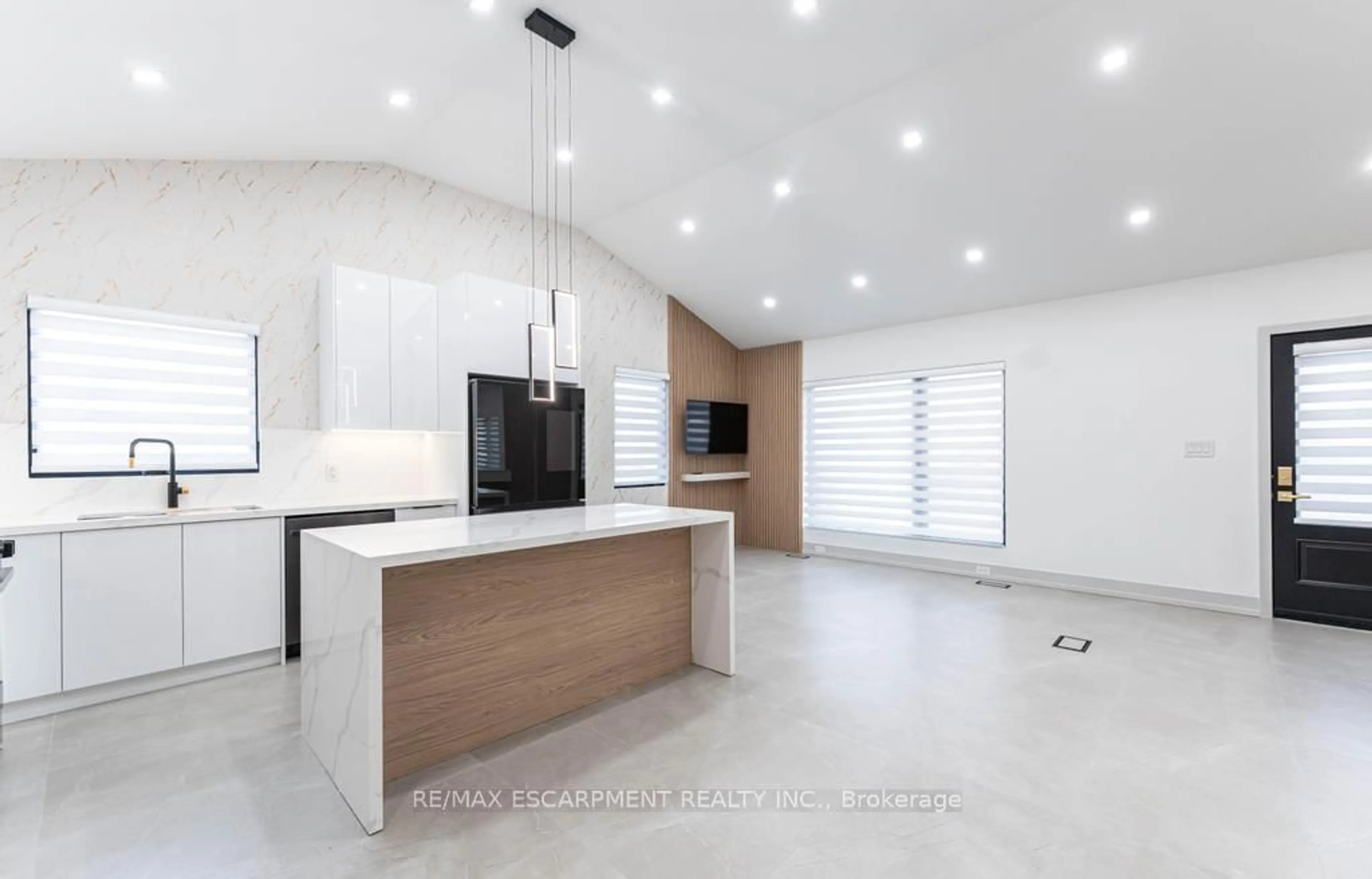 Contemporary kitchen, ceramic/tile floor for 174 ROXBOROUGH Ave, Hamilton Ontario L8E 1S5