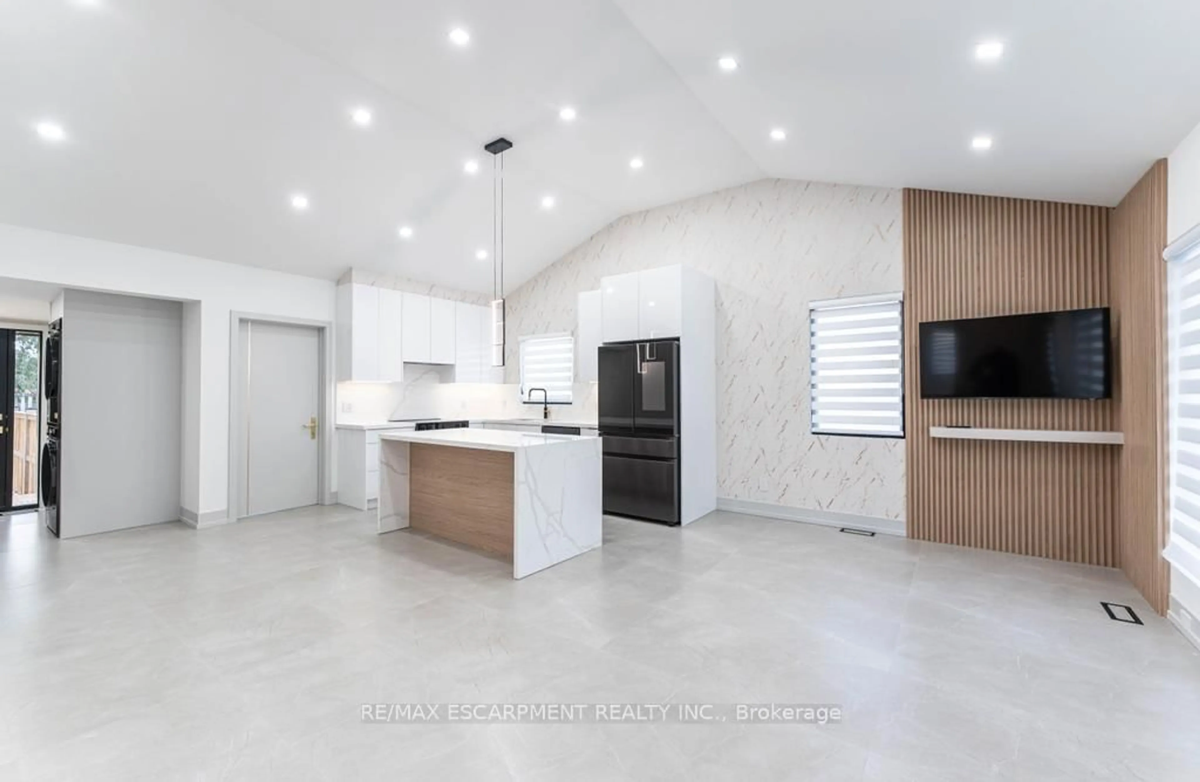 Open concept kitchen, ceramic/tile floor for 174 ROXBOROUGH Ave, Hamilton Ontario L8E 1S5