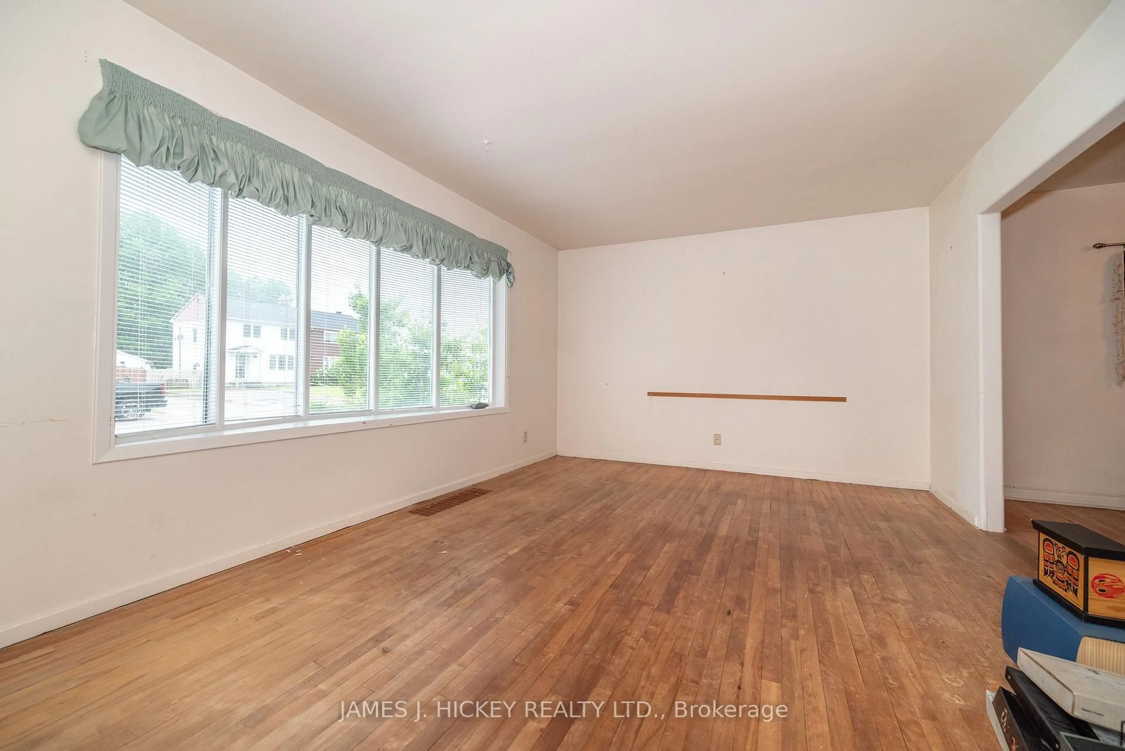 A pic of a room for 100 Algonquin St, Deep River Ontario K0J 1P0