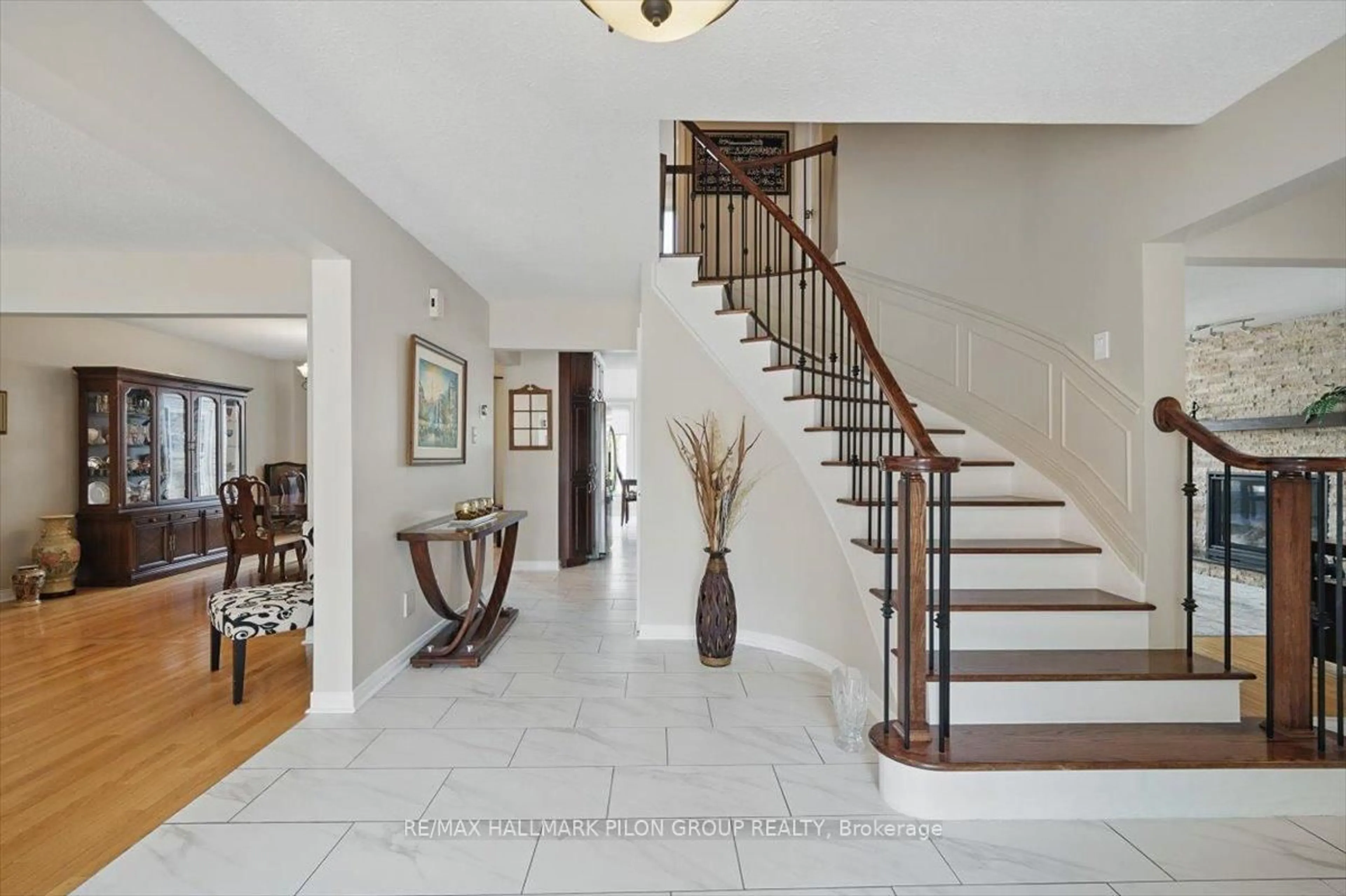 Indoor foyer for 54 Fardon Way, Ottawa Ontario K1G 4N4