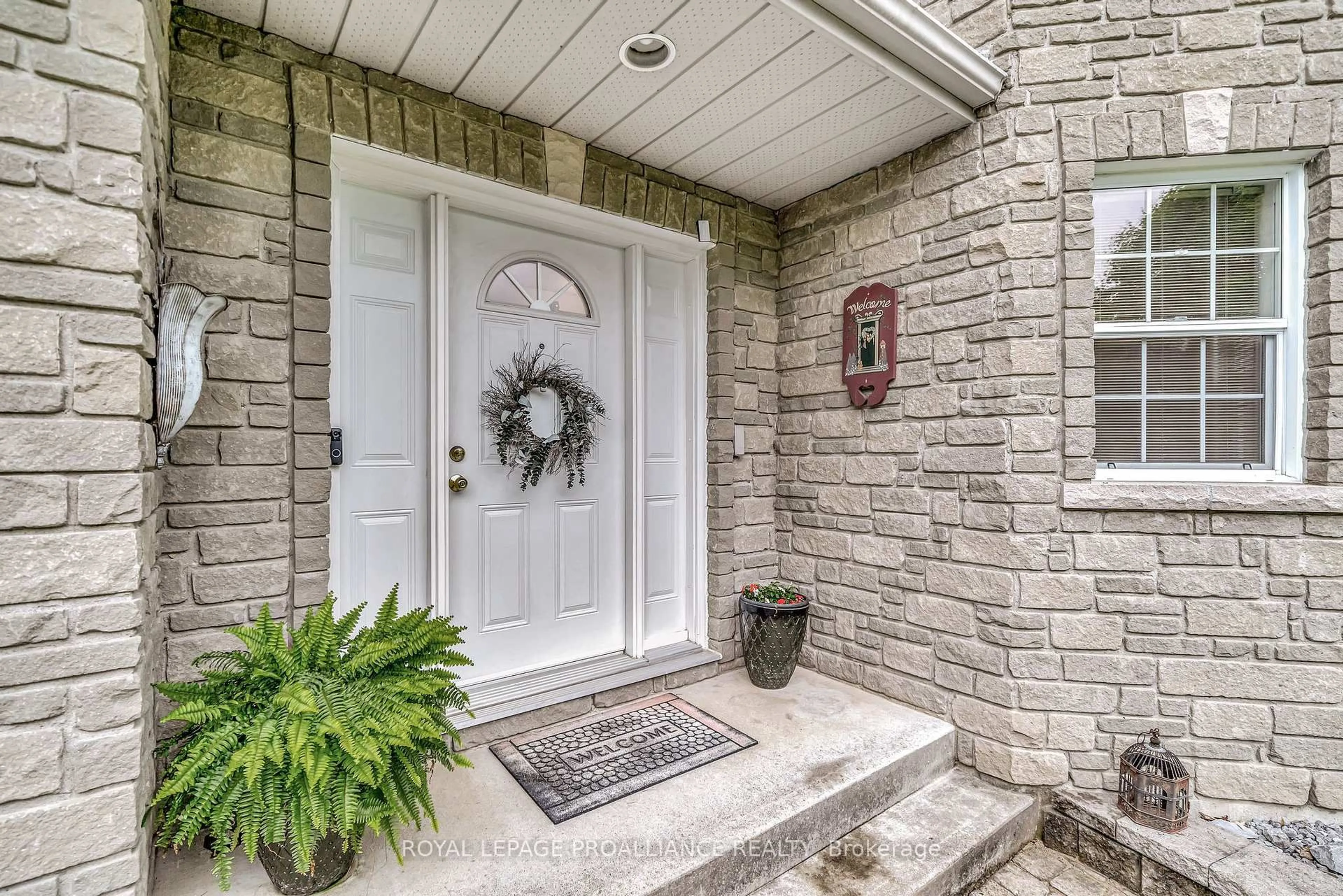 Indoor entryway for 2390 County Road 40, Ingleside Ontario K8V 5P4