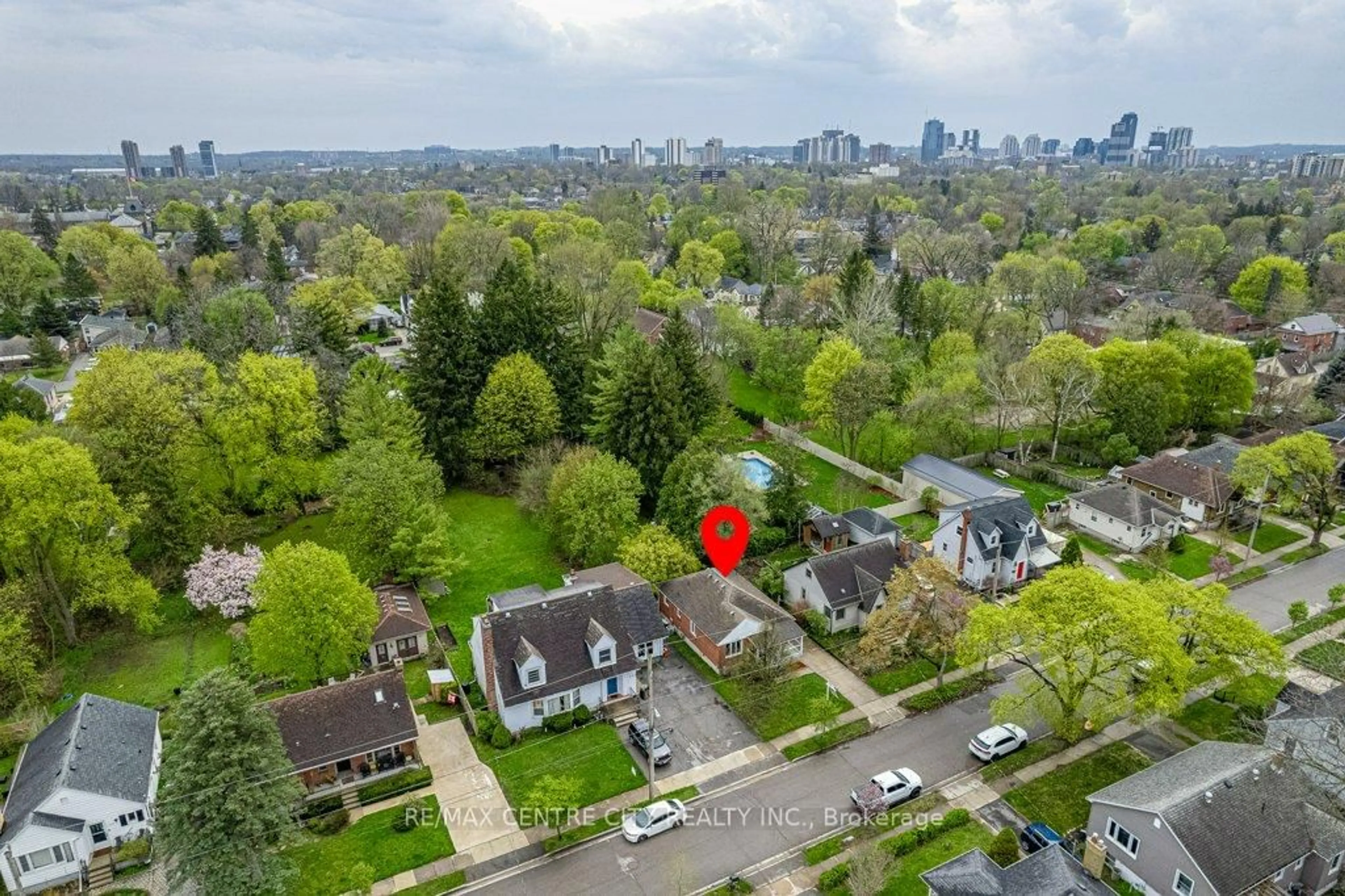 A pic from outside/outdoor area/front of a property/back of a property/a pic from drone, unknown for 627 Wallace St, London East Ontario N5Y 3R8