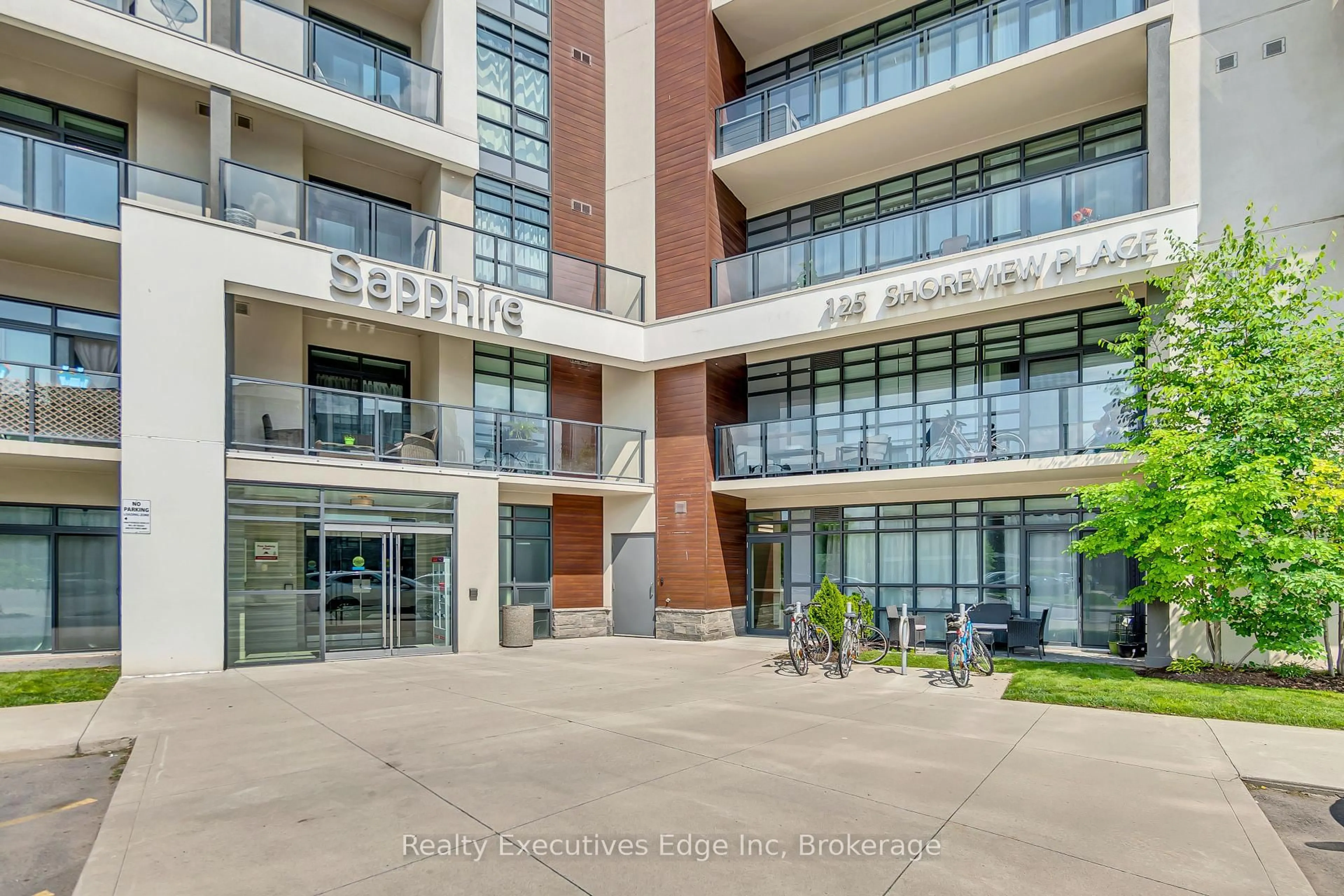 Indoor foyer for 125 Shoreview Pl #416, Hamilton Ontario L8E 0K3