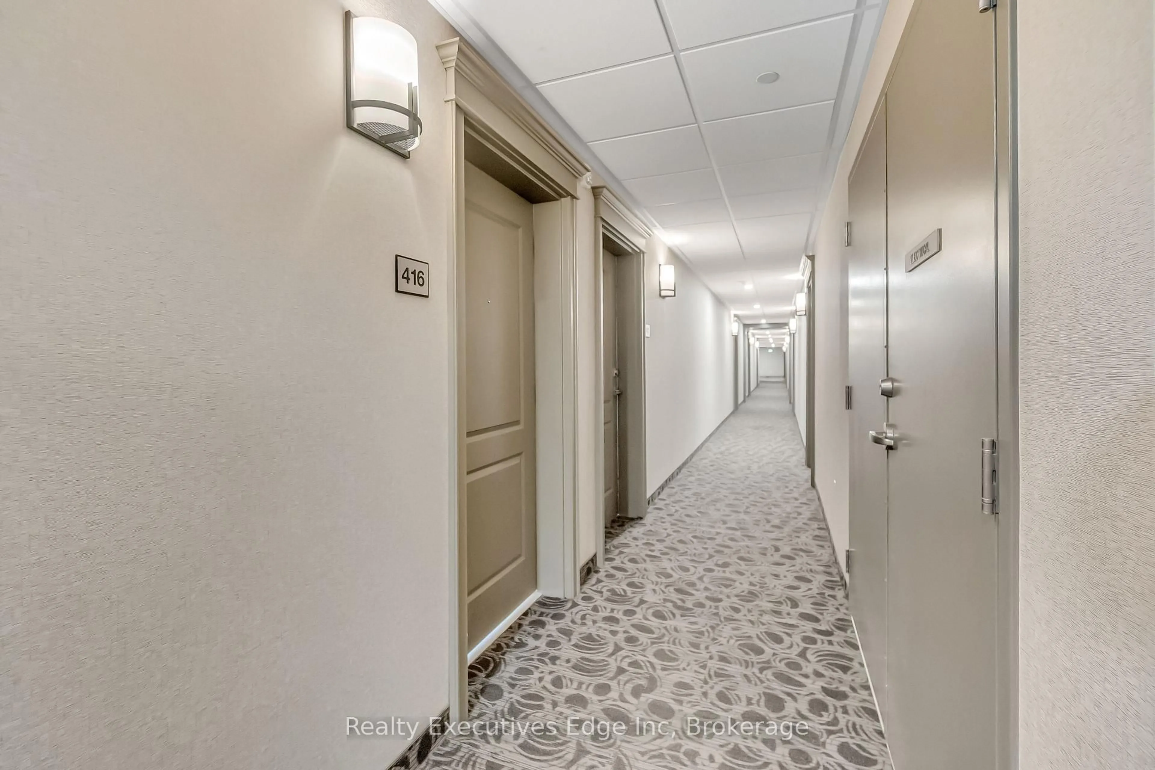 Indoor foyer for 125 Shoreview Pl #416, Hamilton Ontario L8E 0K3