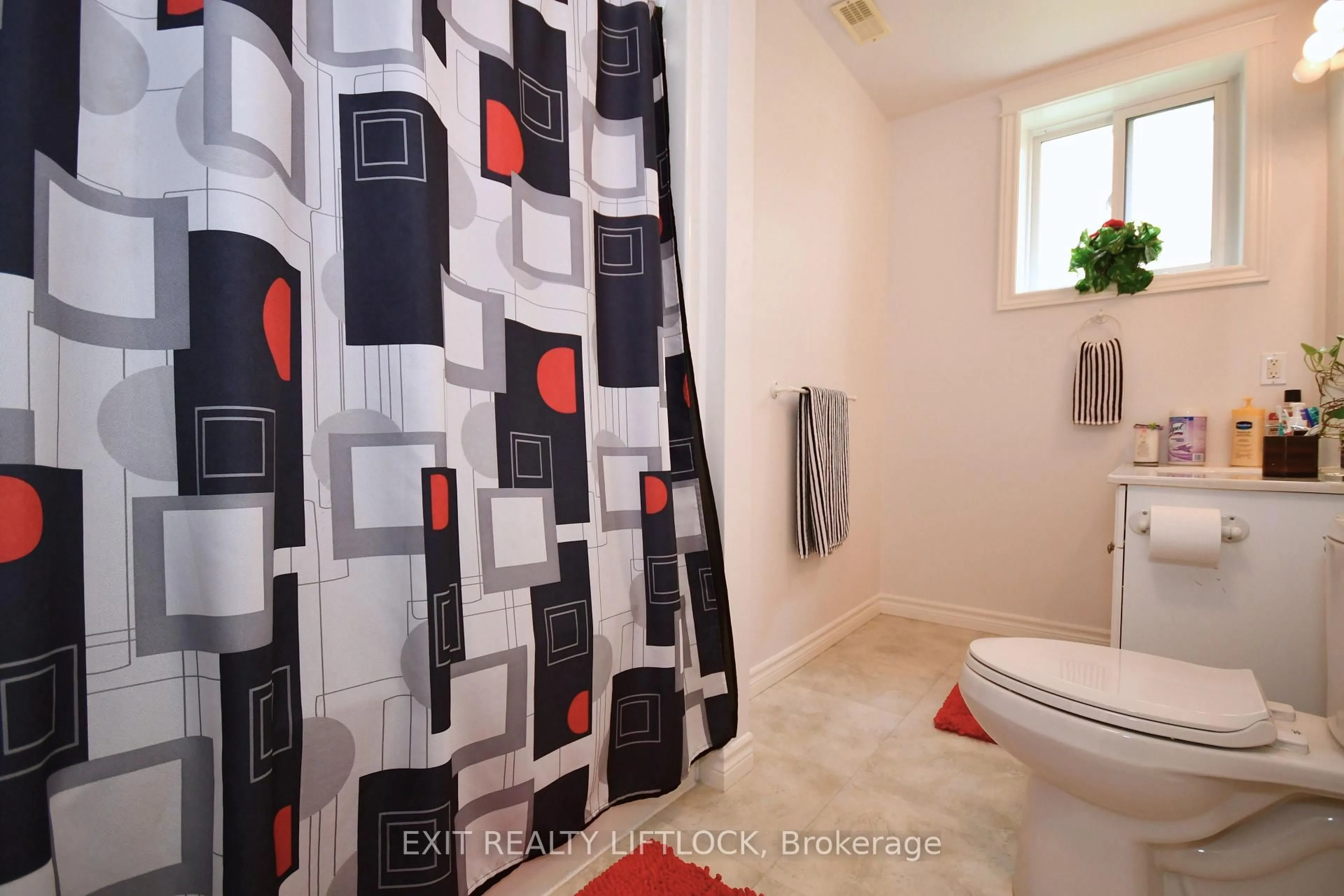 Standard bathroom, ceramic/tile floor for 1724 Glenforest Blvd, Peterborough West Ontario K9K 2P5