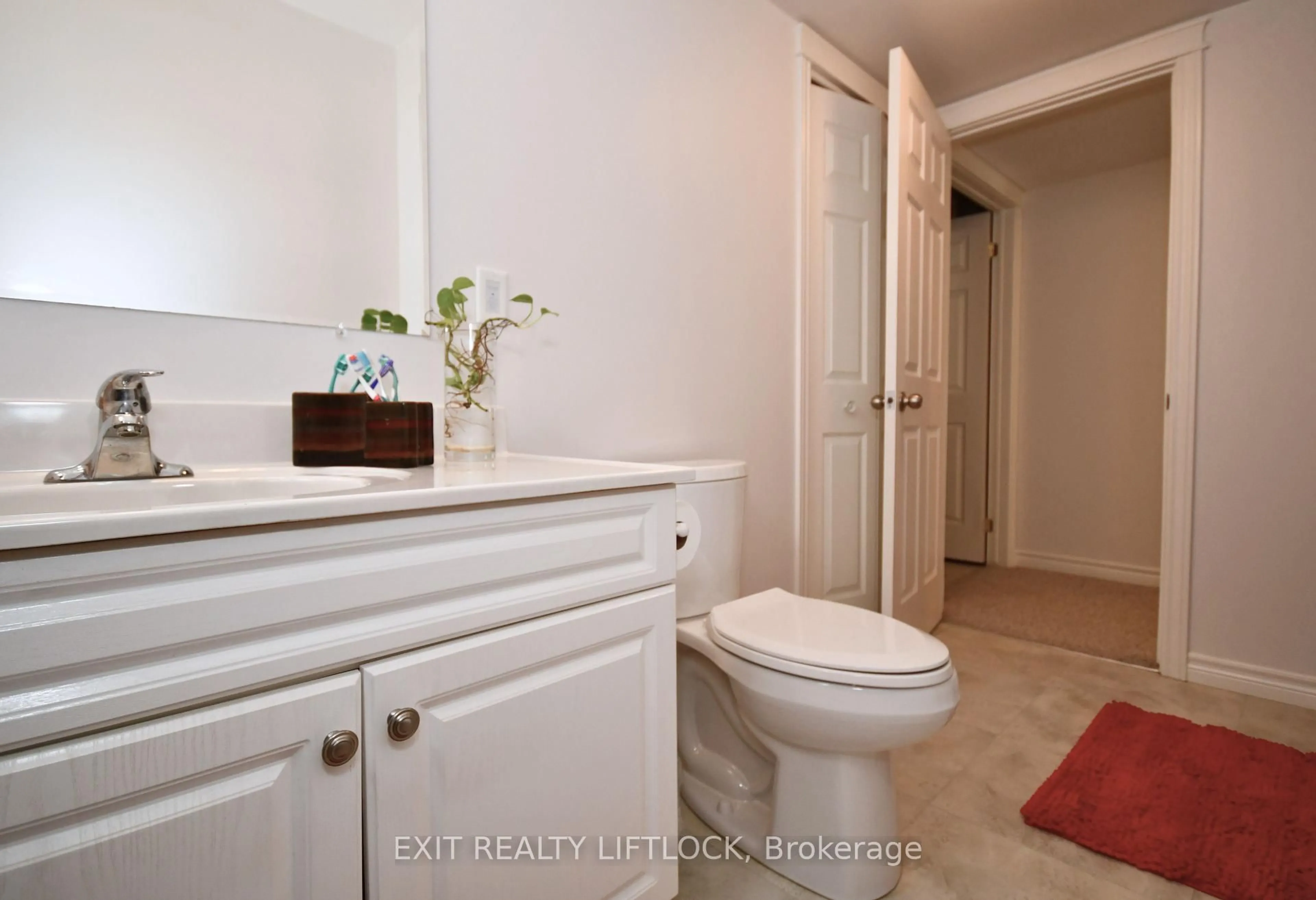 Standard bathroom, ceramic/tile floor for 1724 Glenforest Blvd, Peterborough West Ontario K9K 2P5