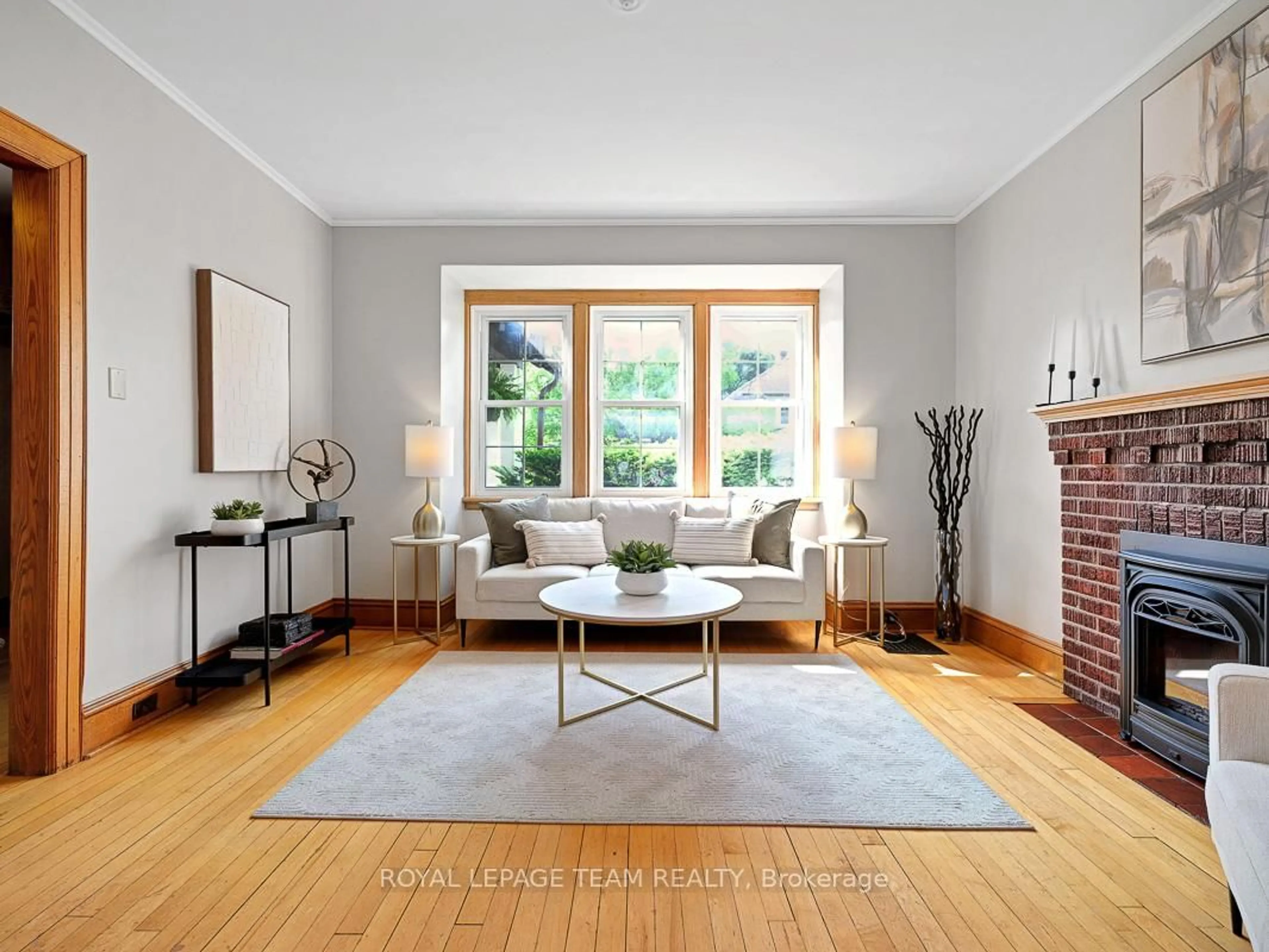 Living room with furniture, unknown for 75 Renfrew Ave, Ottawa Ontario K1S 1Z4