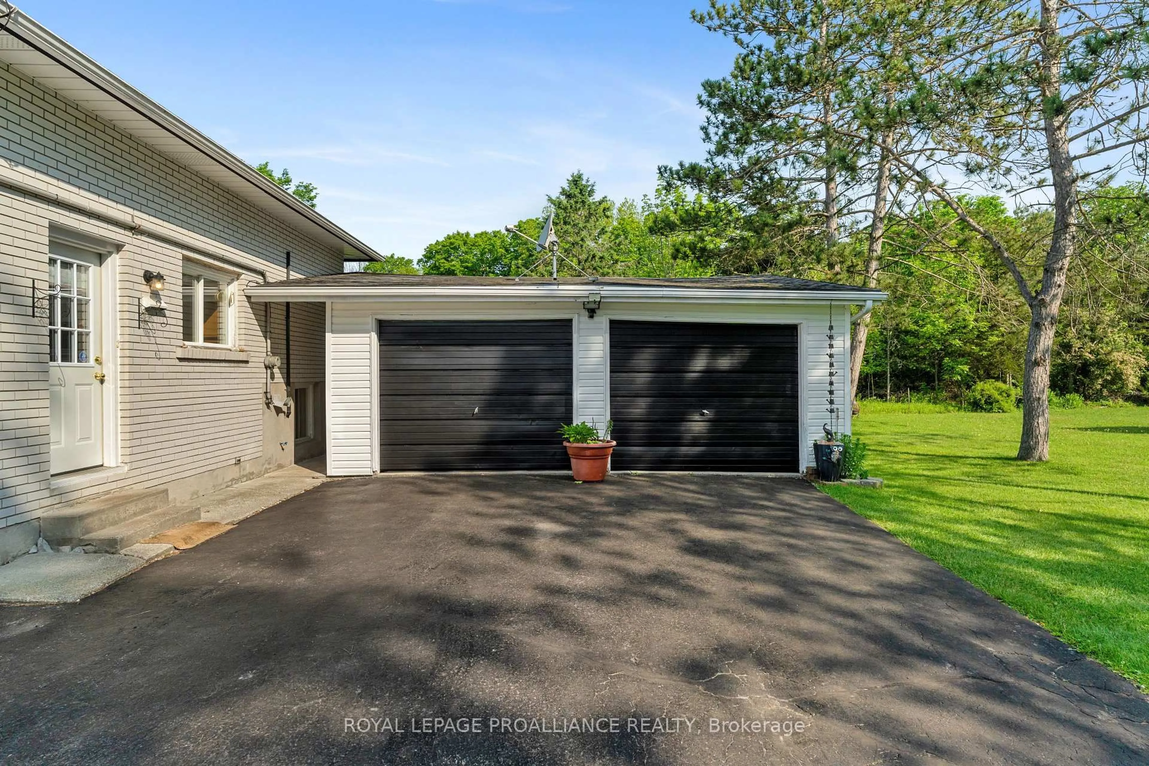 Indoor garage for 109 Old Madoc Rd, Quinte West Ontario K0K 2B0