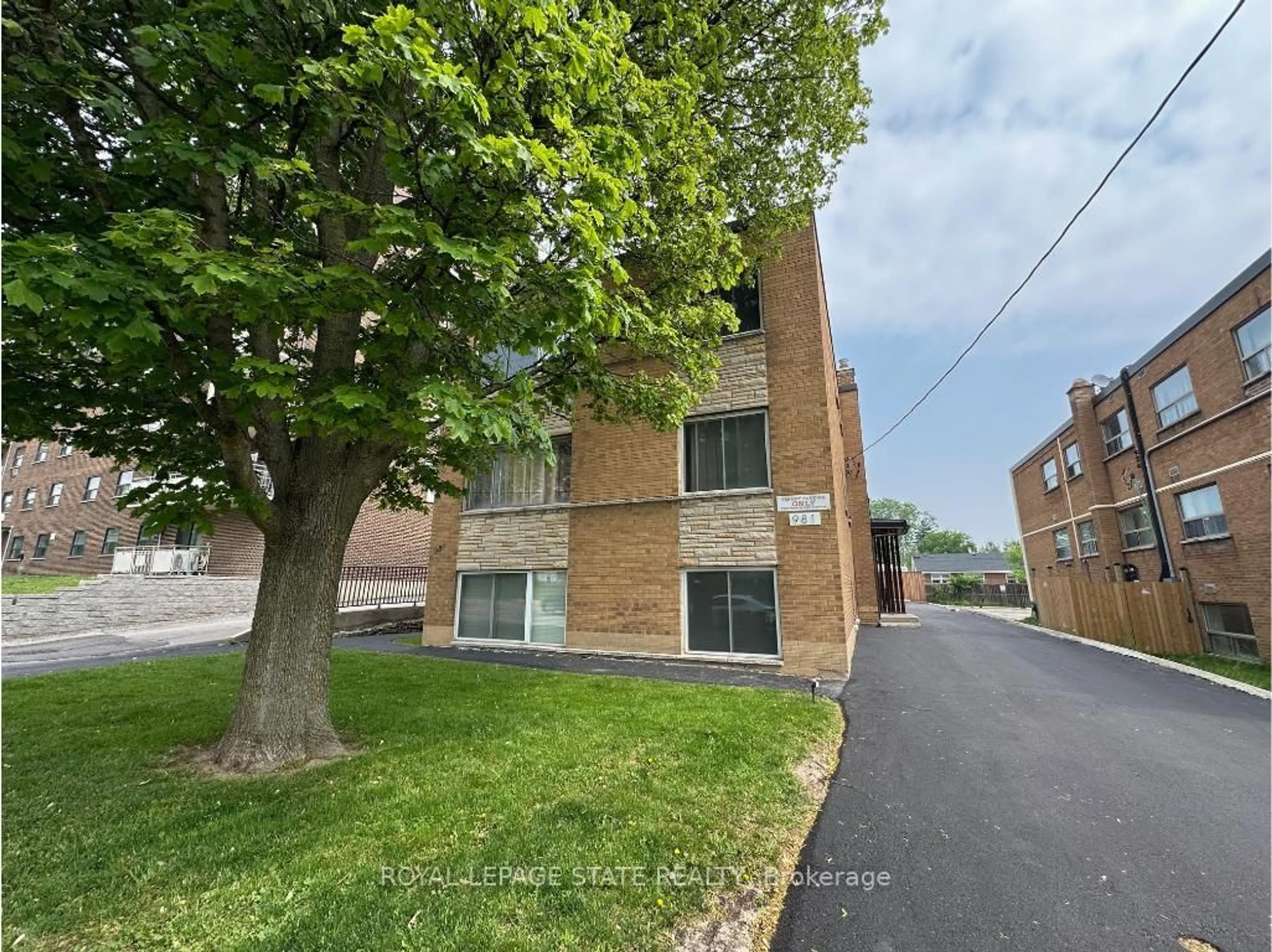 A pic from outside/outdoor area/front of a property/back of a property/a pic from drone, street for 981 Mohawk Rd, Hamilton Ontario L8T 2R9