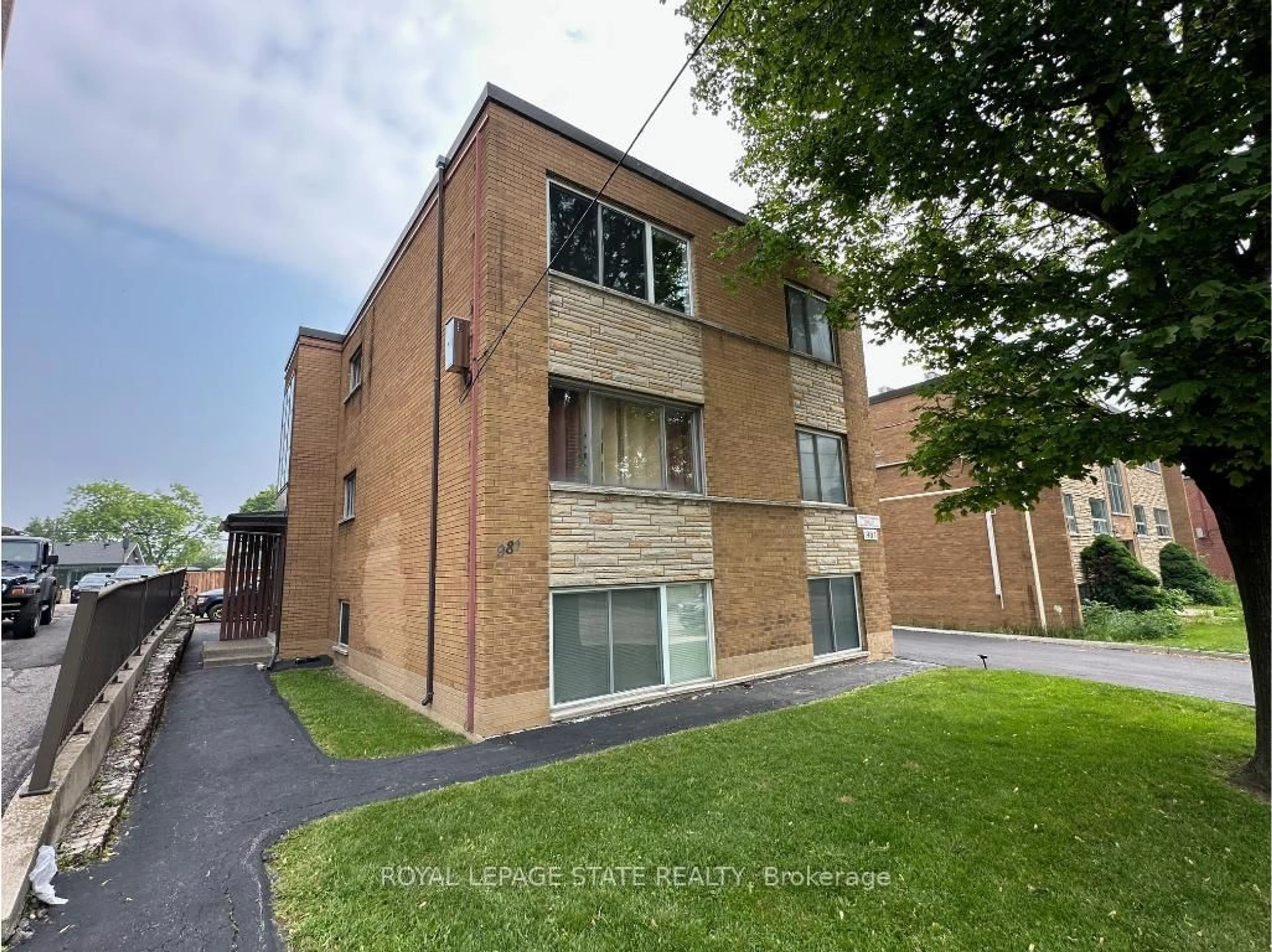 A pic from outside/outdoor area/front of a property/back of a property/a pic from drone, street for 981 Mohawk Rd, Hamilton Ontario L8T 2R9