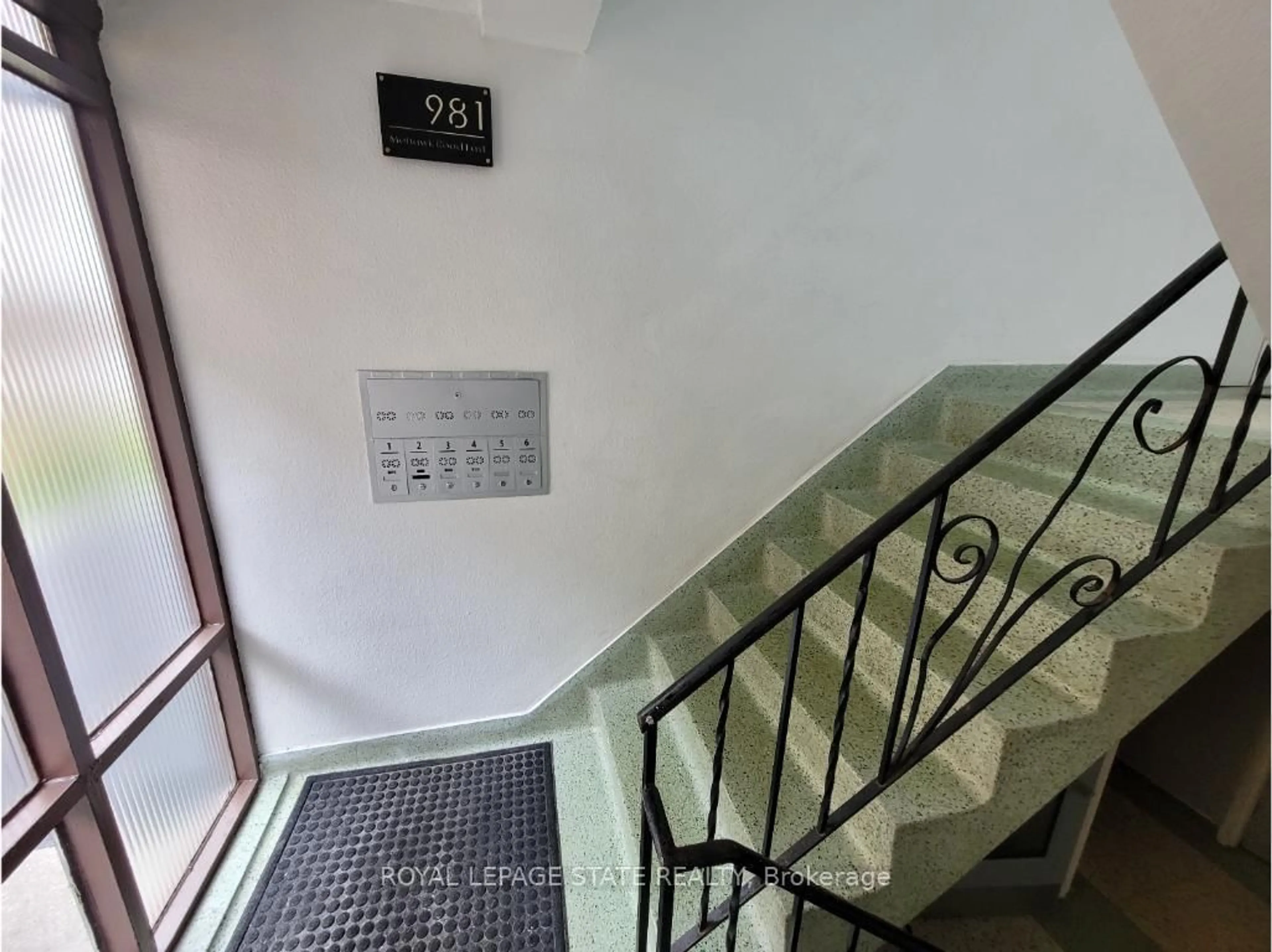 Indoor foyer for 981 Mohawk Rd, Hamilton Ontario L8T 2R9