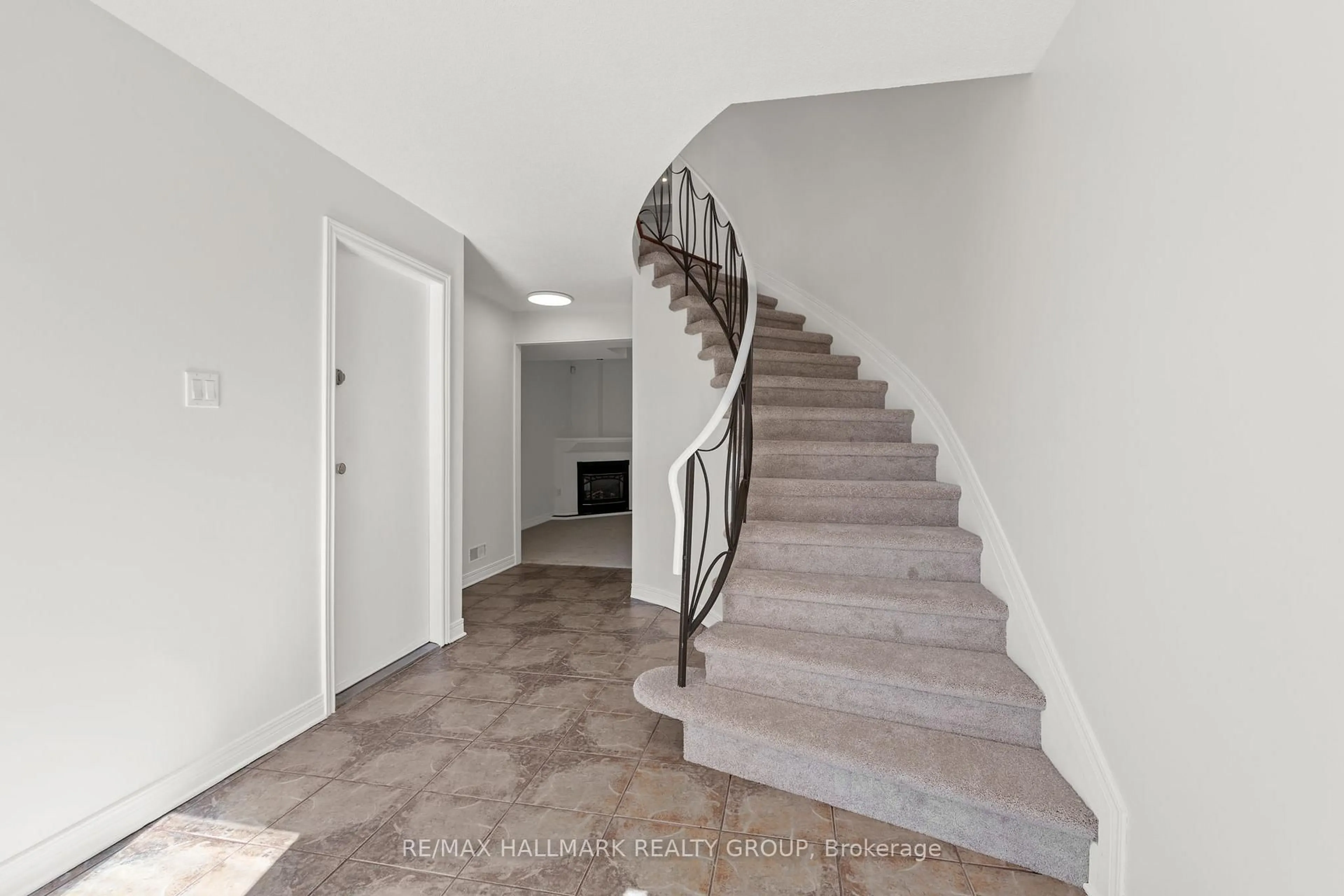 Unknown for 2545 FLANNERY Dr, Ottawa Ontario K1V 9R5