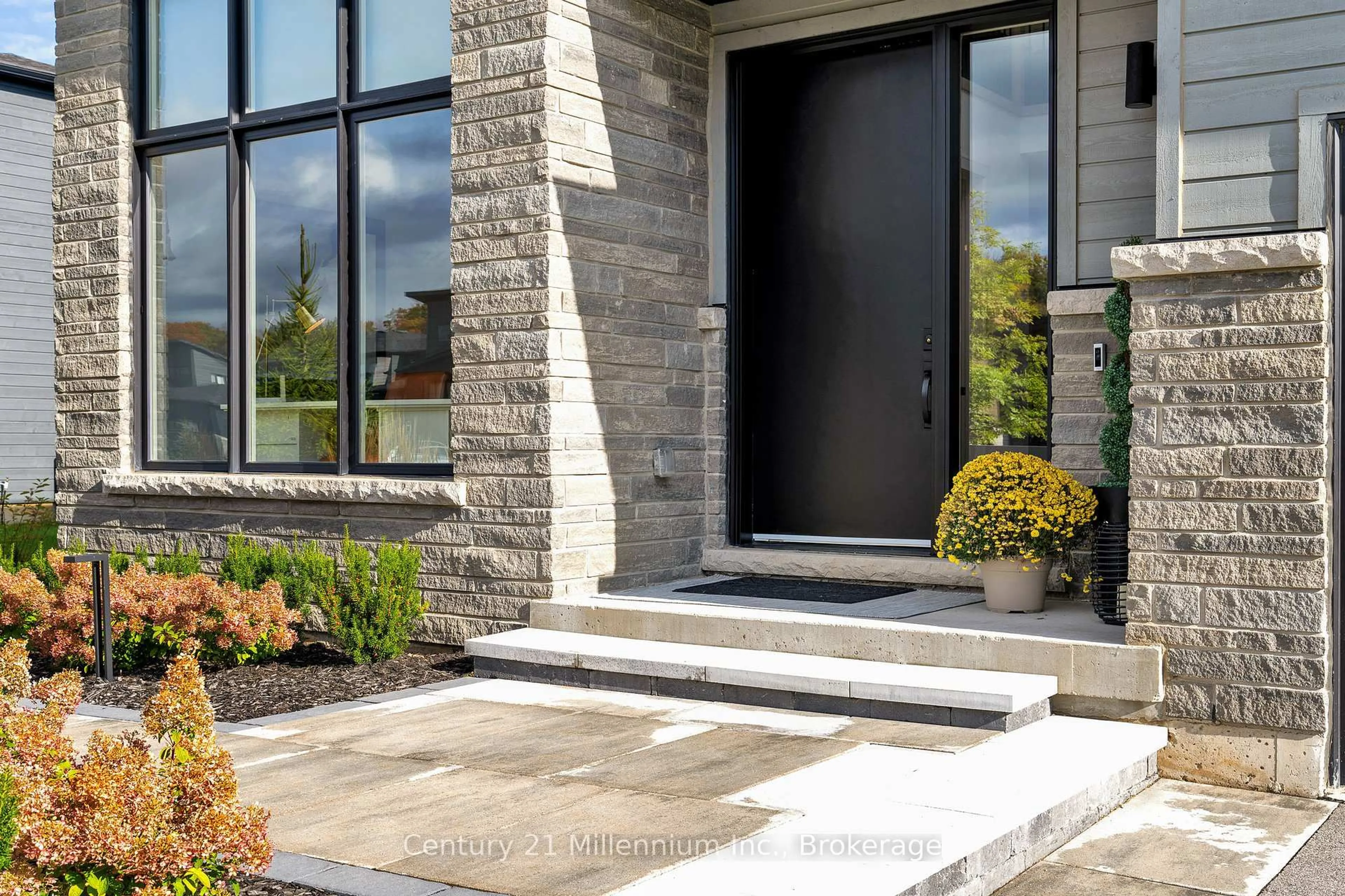 Indoor entryway for 117 Tekiah Rd, Blue Mountains Ontario N0H 1J0