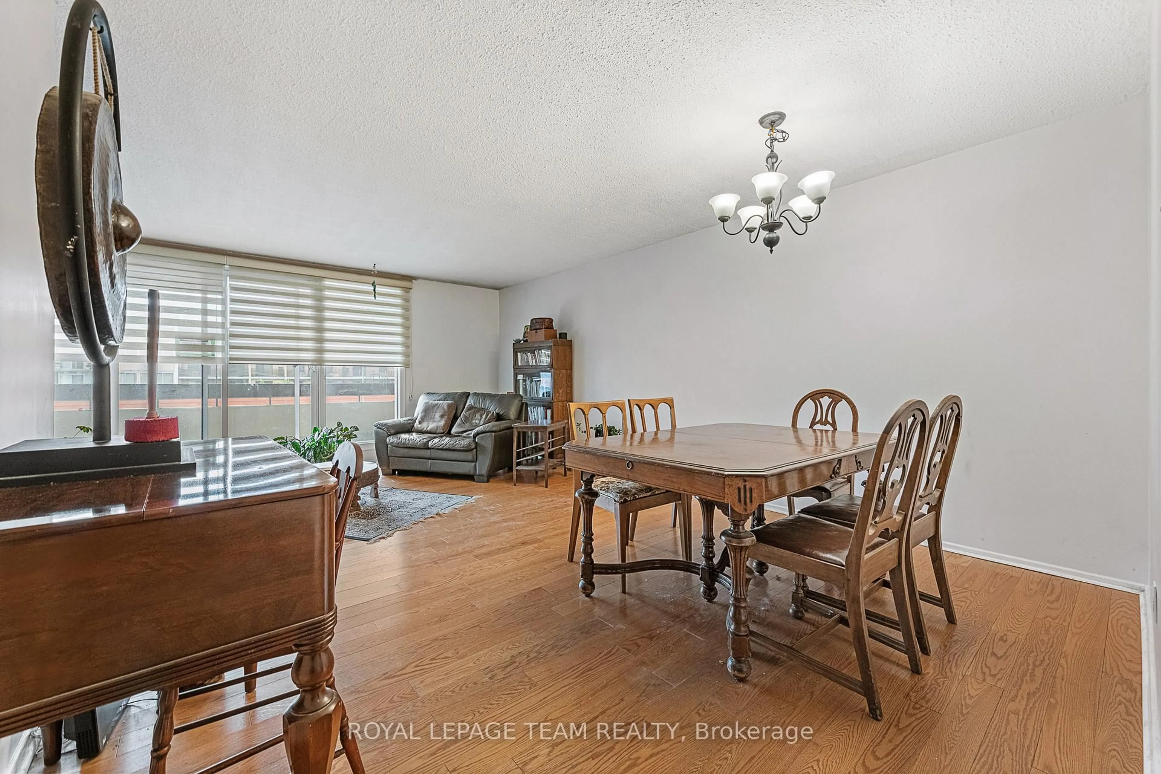Dining room, wood/laminate floor for 141 Somerset St #1202, Ottawa Ontario K2P 2H1
