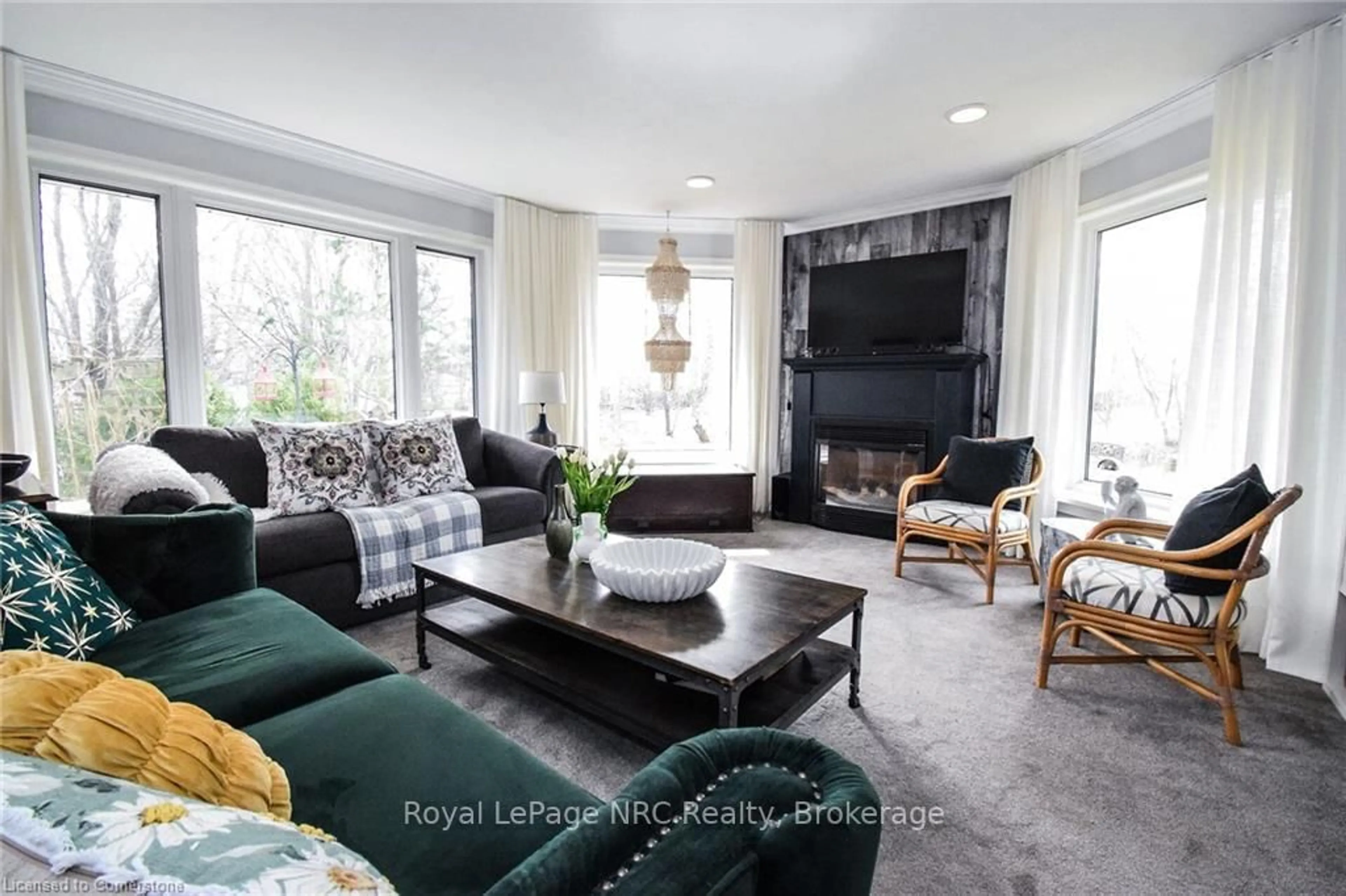 Living room with furniture, unknown for 776 Sandy Bay Rd, Haldimand Ontario N1A 2W6