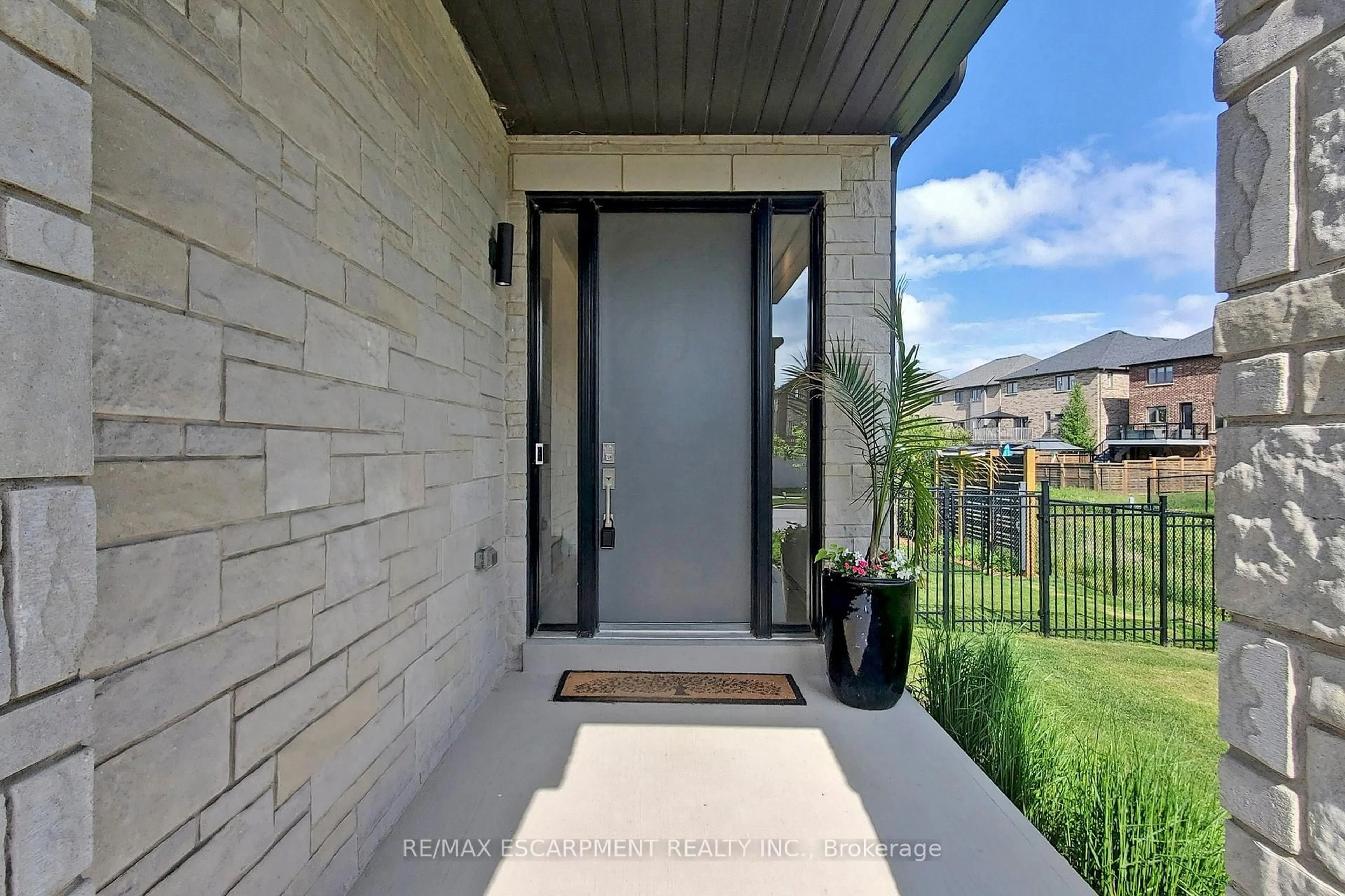 Indoor entryway for 31 Robarts Dr, Hamilton Ontario L9K 0H5