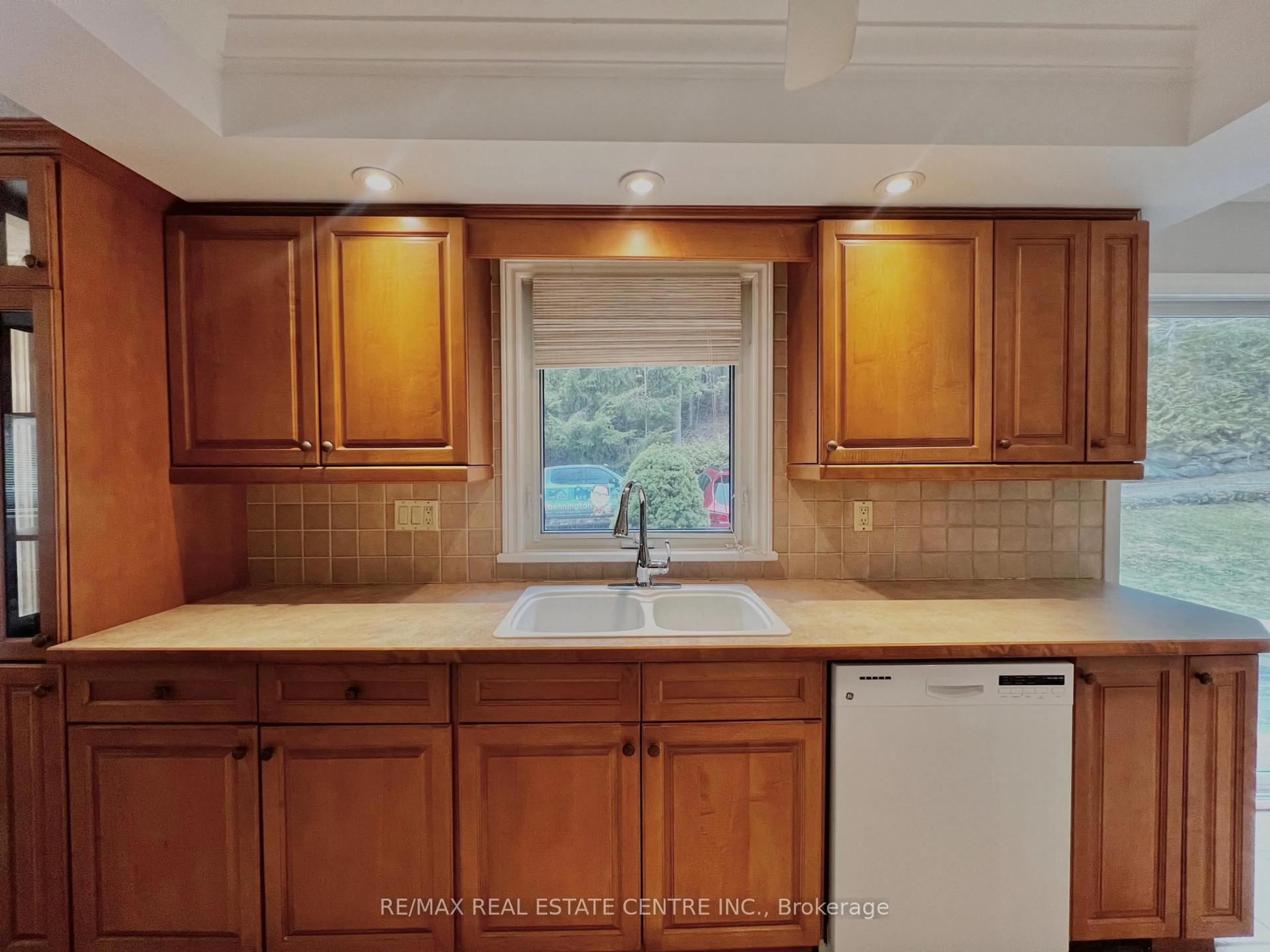 Standard kitchen, ceramic/tile floor for 677303 Centre Rd, Mulmur Ontario L9V 0E5