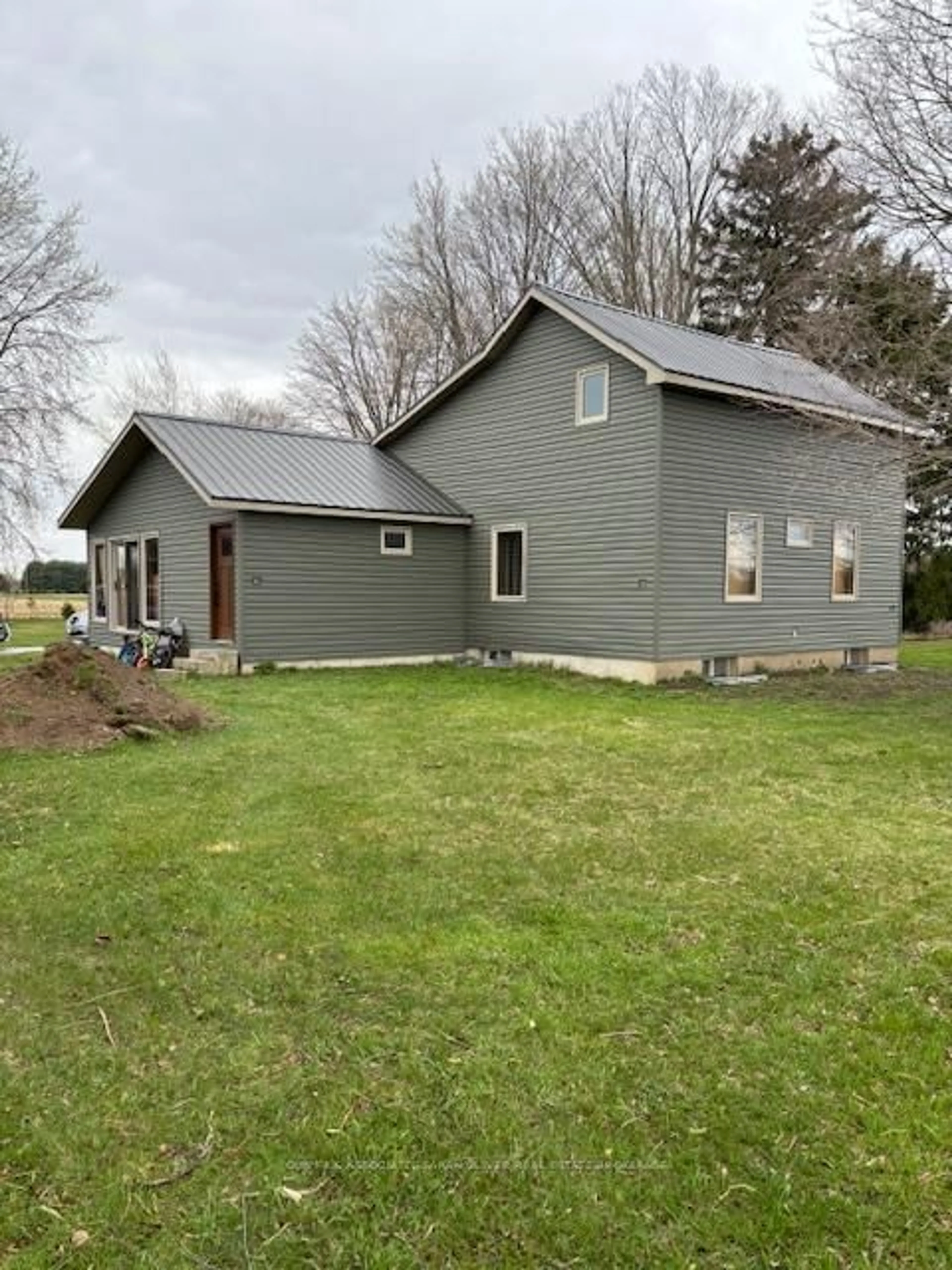 Home with vinyl exterior material, building for 1075 Cairo Rd, Dawn-Euphemia Ontario N0P 1C0