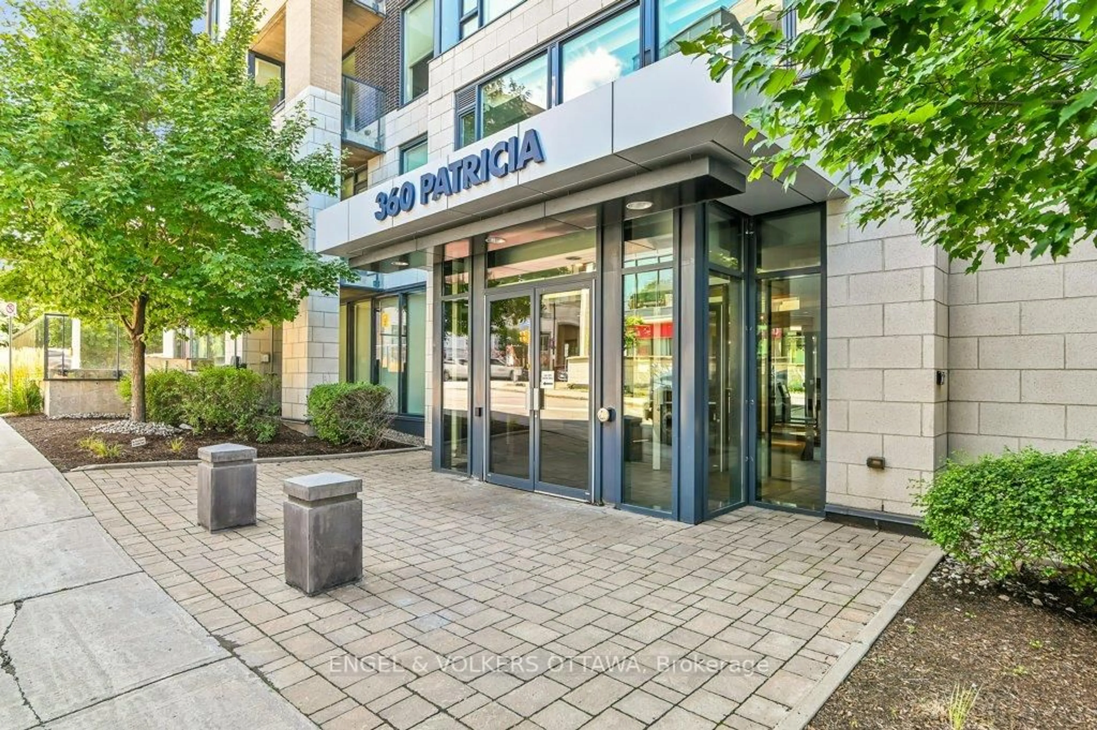Indoor foyer for 360 Patricia Ave #815, Ottawa Ontario K1Z 0A8