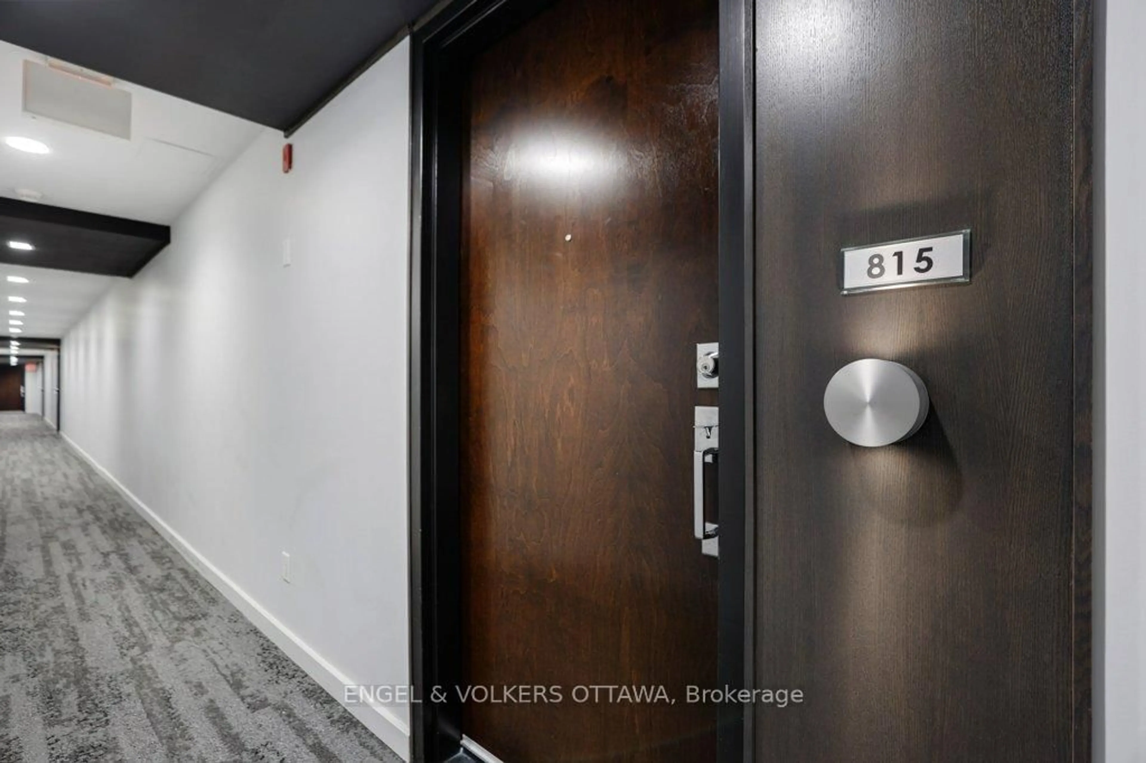 Indoor foyer for 360 Patricia Ave #815, Ottawa Ontario K1Z 0A8