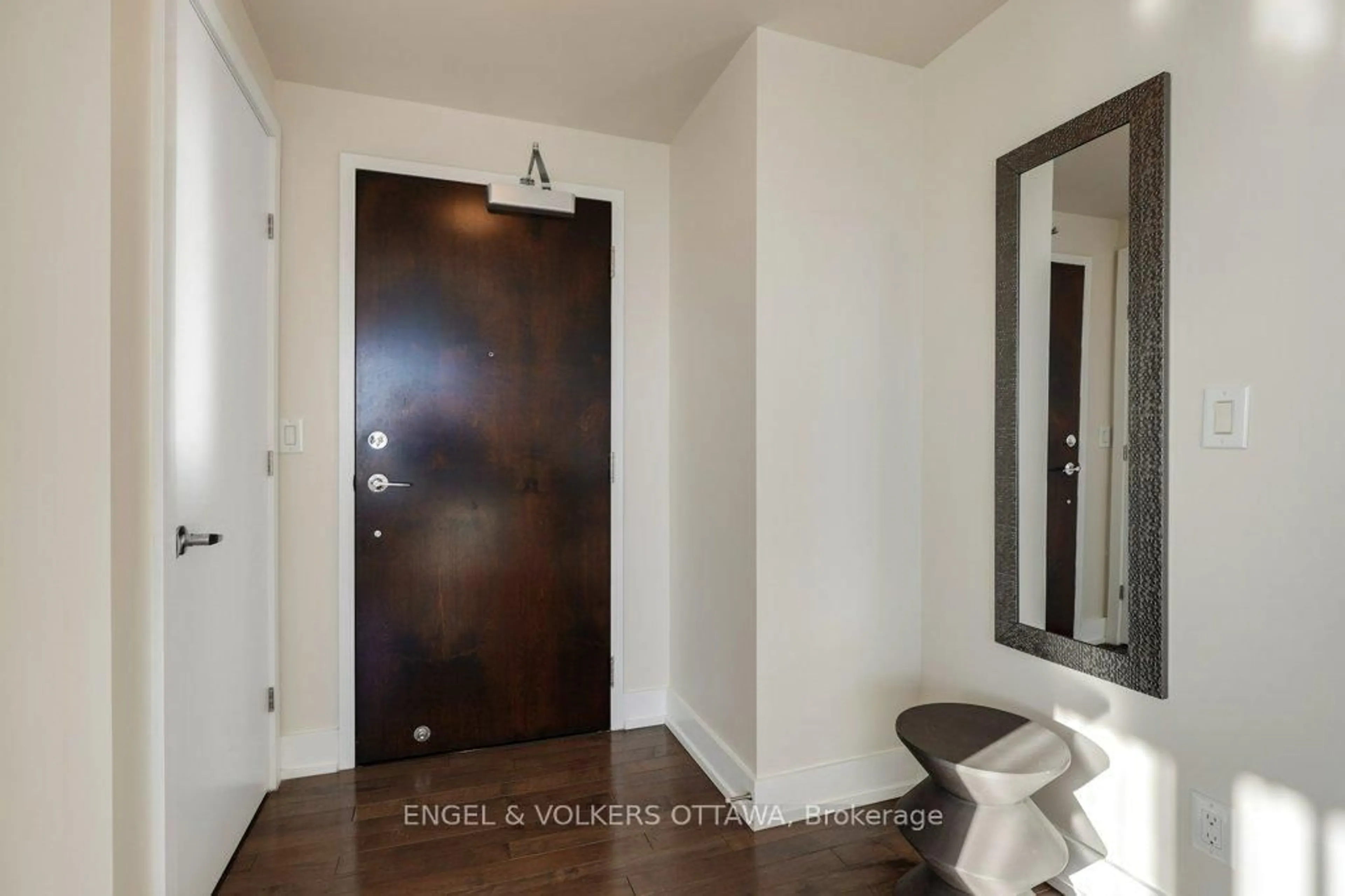 Indoor entryway for 360 Patricia Ave #815, Ottawa Ontario K1Z 0A8