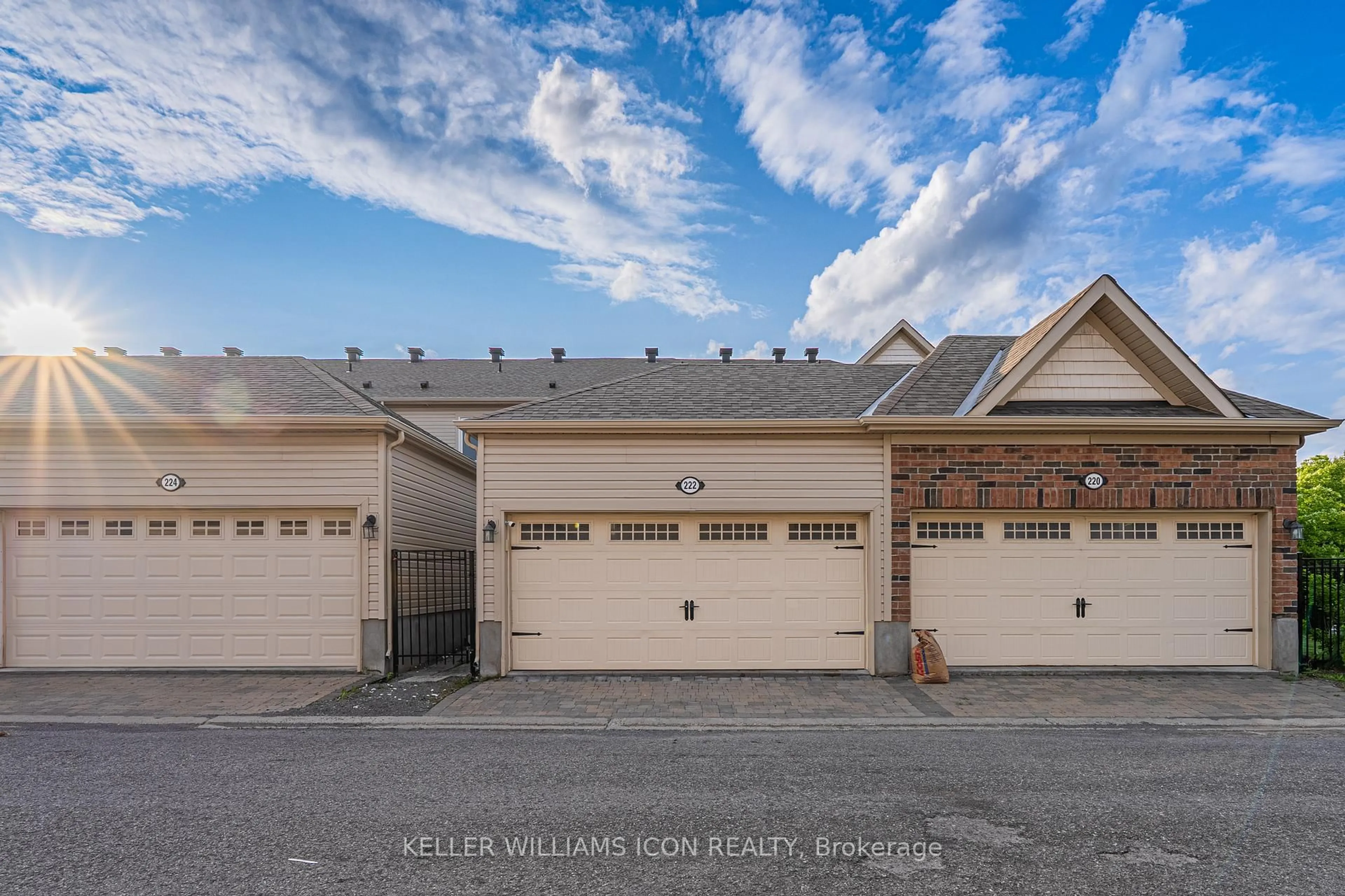 Indoor garage for 222 Longfields Dr, Ottawa Ontario K2J 5Y7