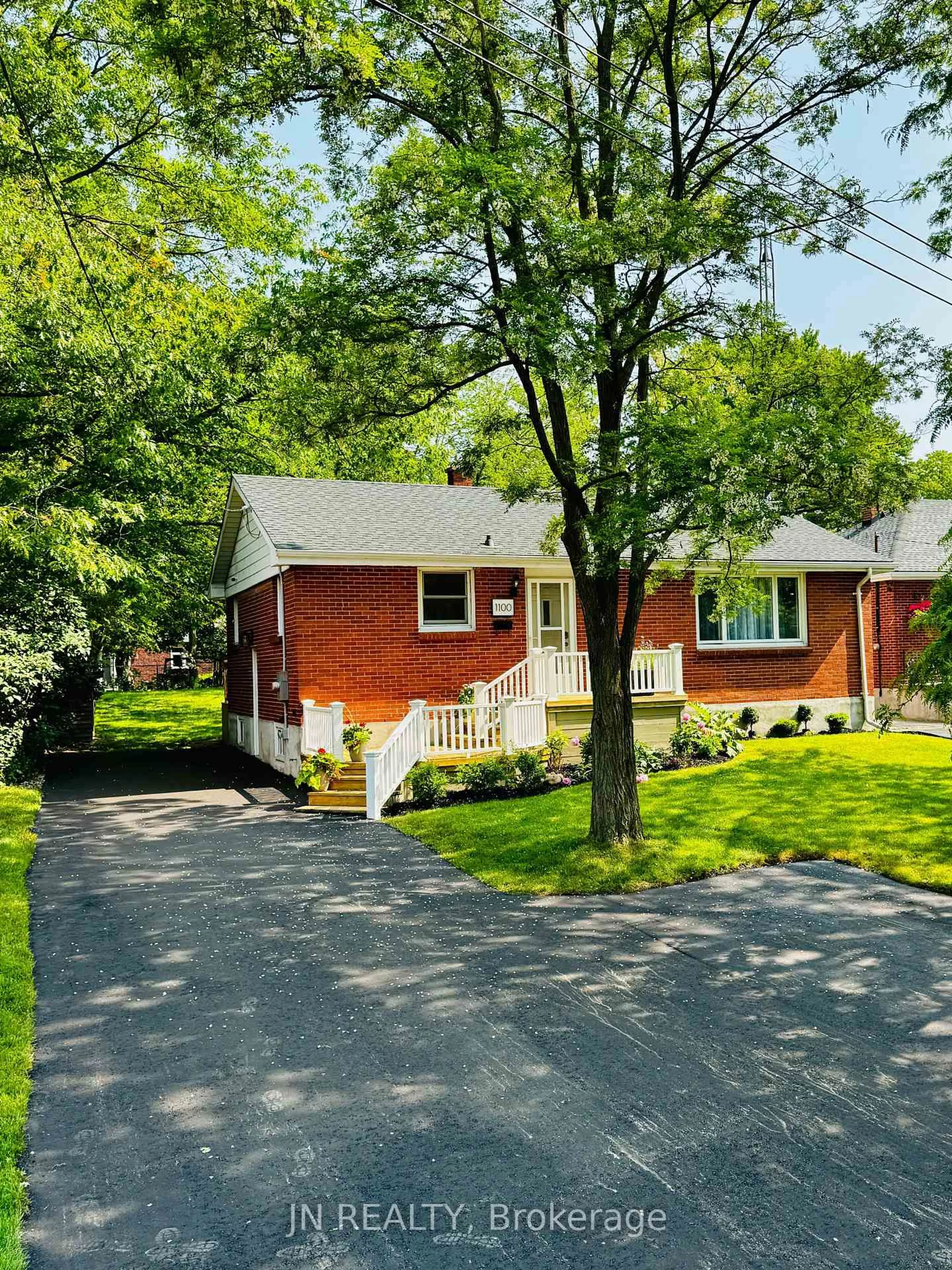 Home with brick exterior material, street for 1100 Bruce St, Sarnia Ontario N7V 3B3