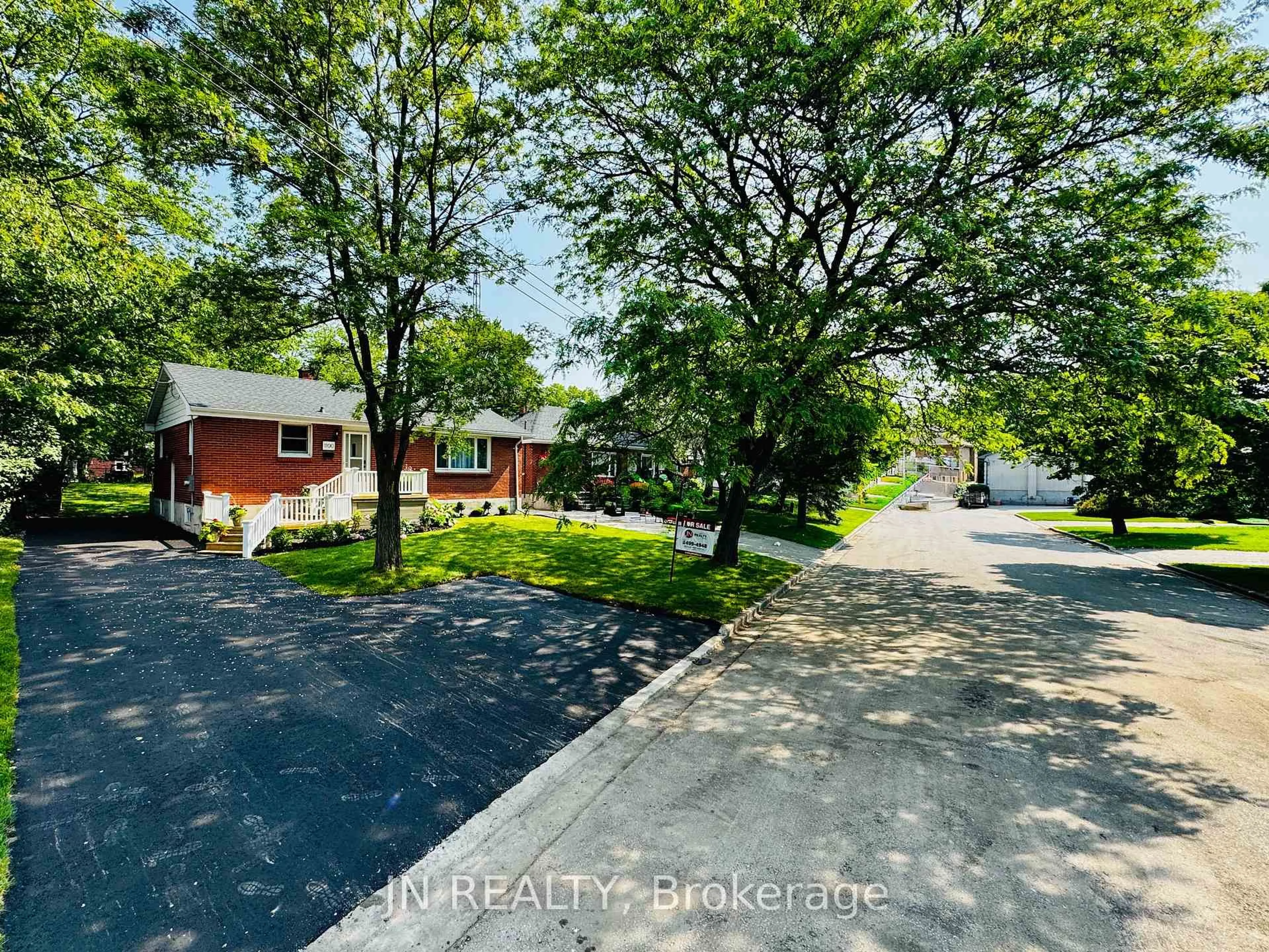 A pic from outside/outdoor area/front of a property/back of a property/a pic from drone, street for 1100 Bruce St, Sarnia Ontario N7V 3B3