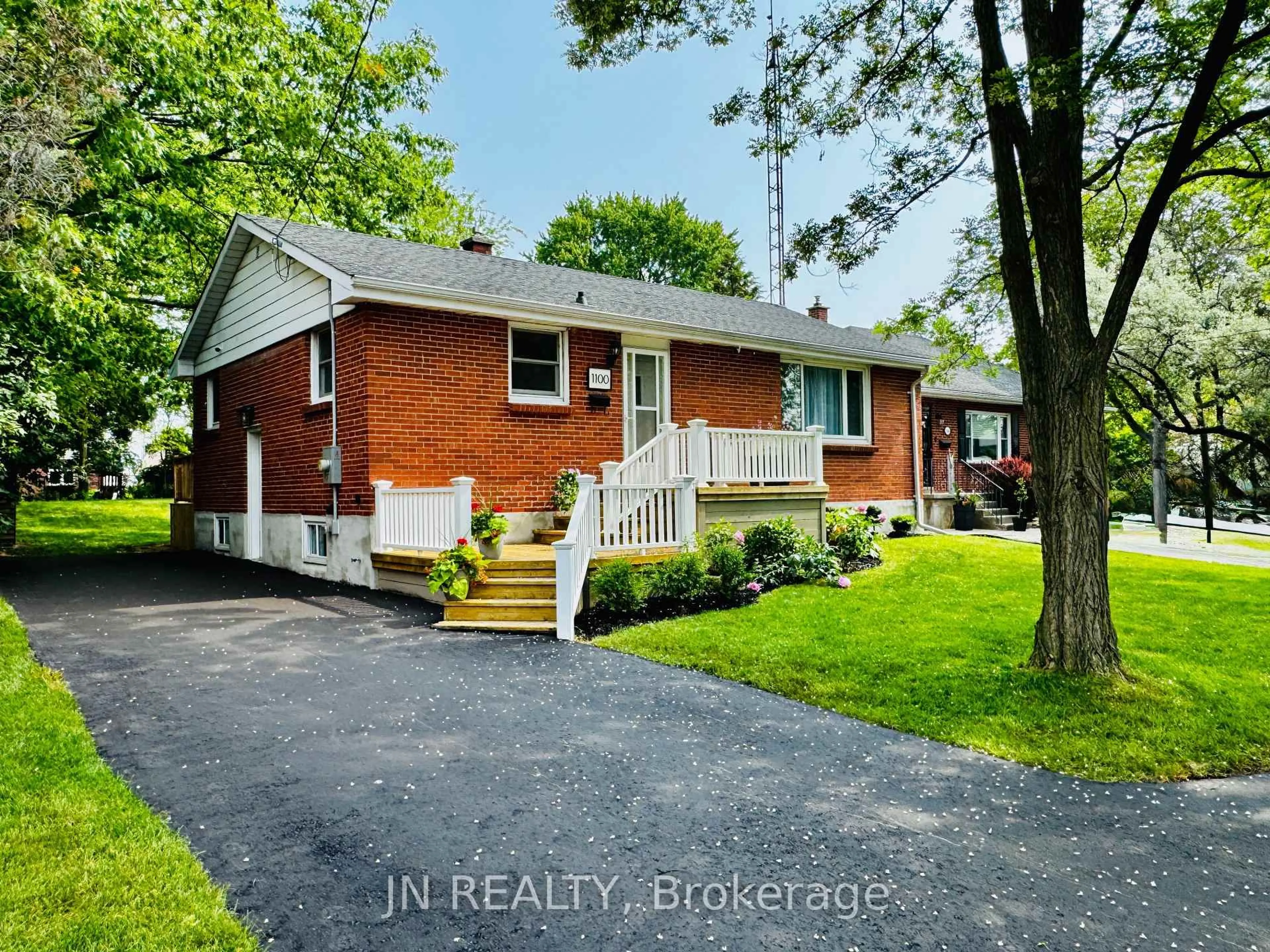 A pic from outside/outdoor area/front of a property/back of a property/a pic from drone, street for 1100 Bruce St, Sarnia Ontario N7V 3B3