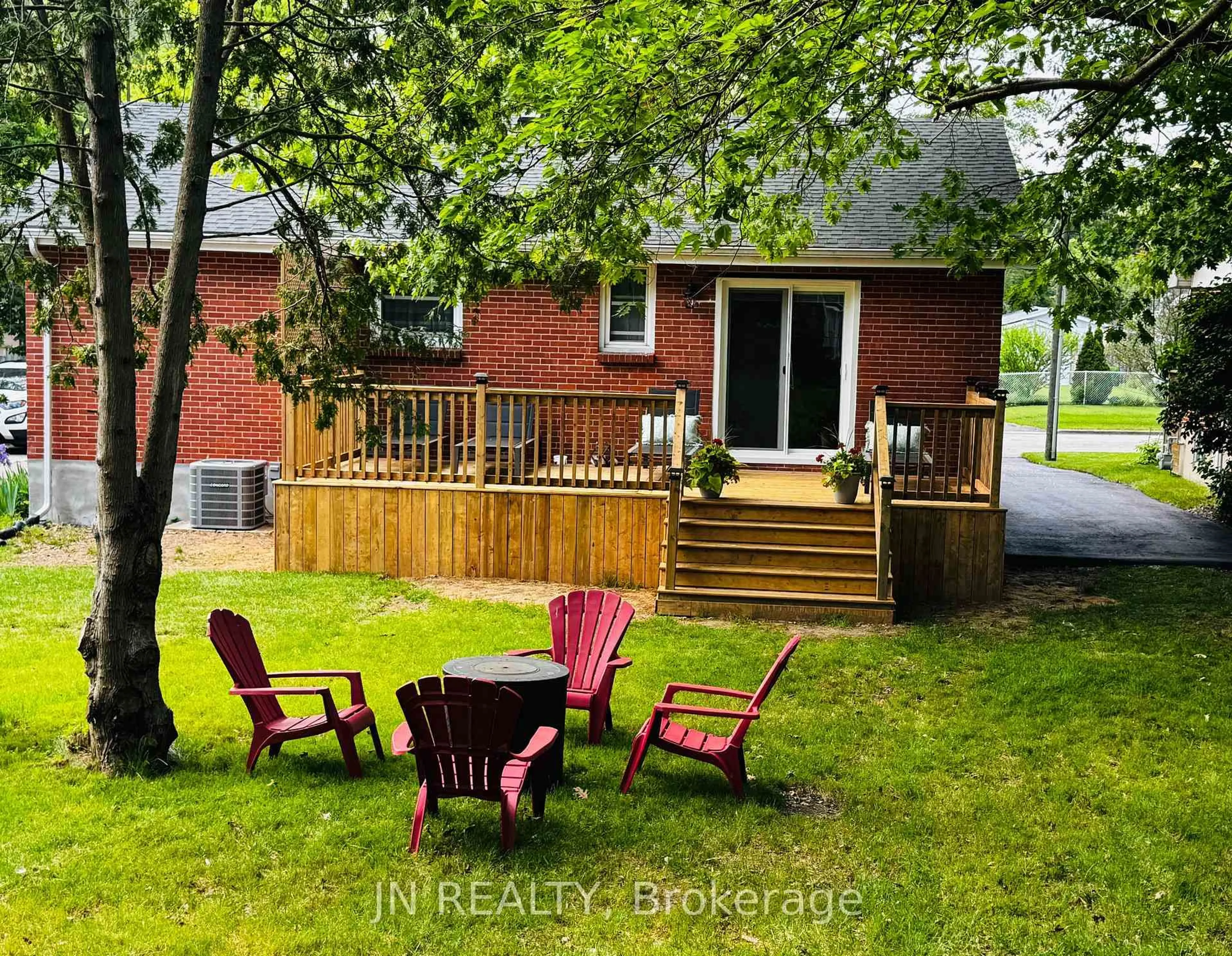 A pic from outside/outdoor area/front of a property/back of a property/a pic from drone, unknown for 1100 Bruce St, Sarnia Ontario N7V 3B3