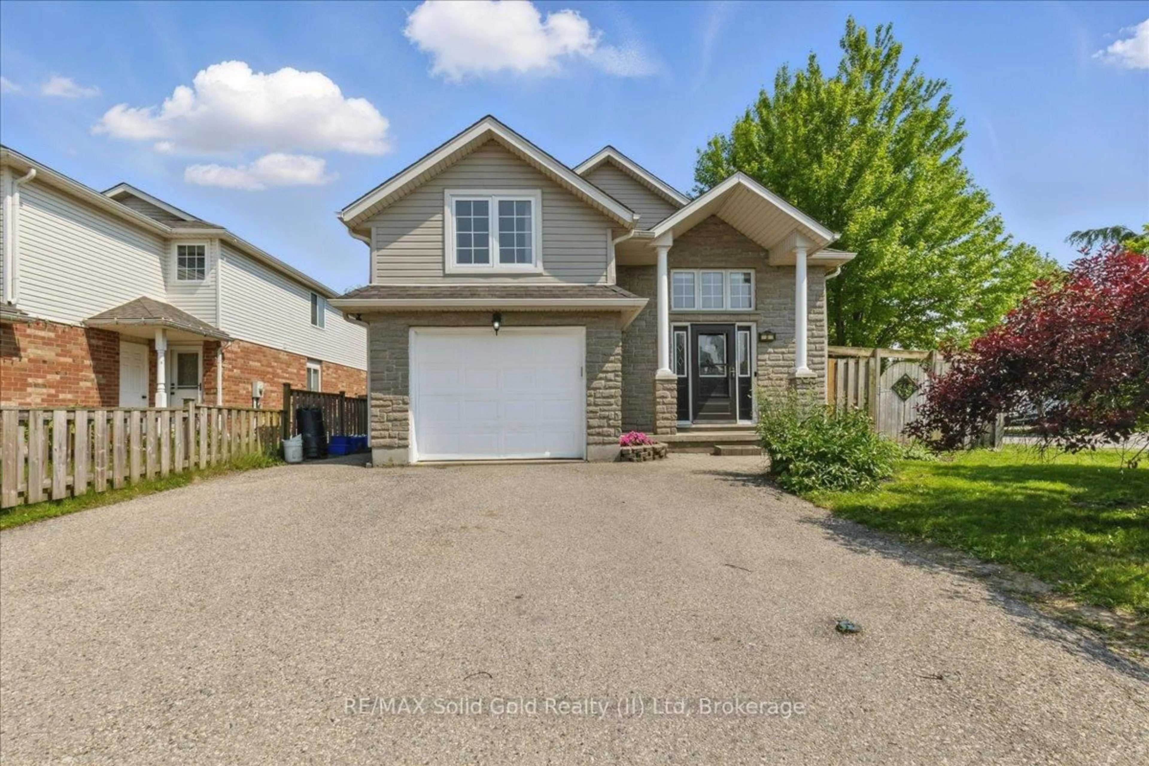Home with vinyl exterior material, street for 3 Wisteria Crt, Kitchener Ontario N2E 3T4