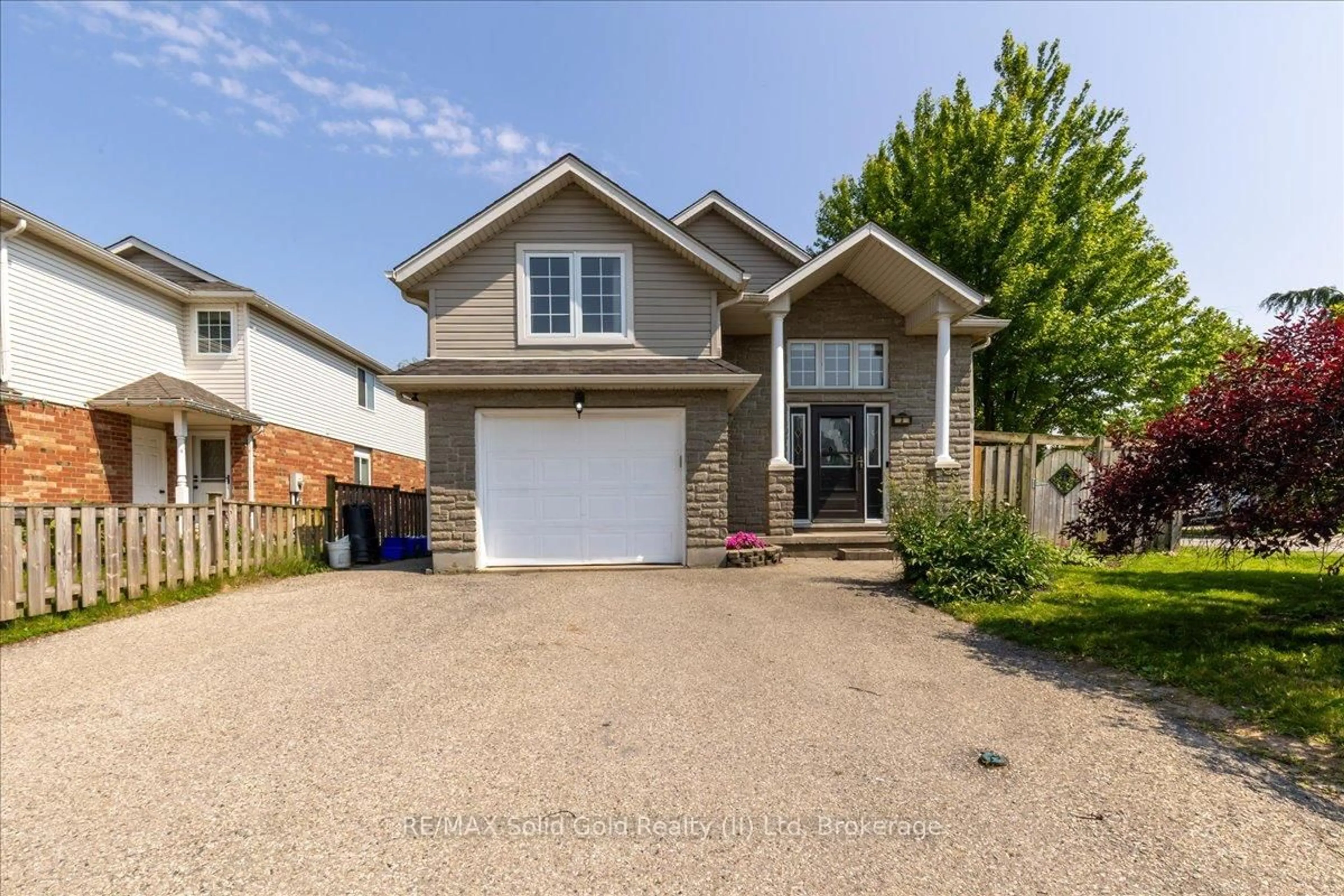 Home with vinyl exterior material, street for 3 Wisteria Crt, Kitchener Ontario N2E 3T4
