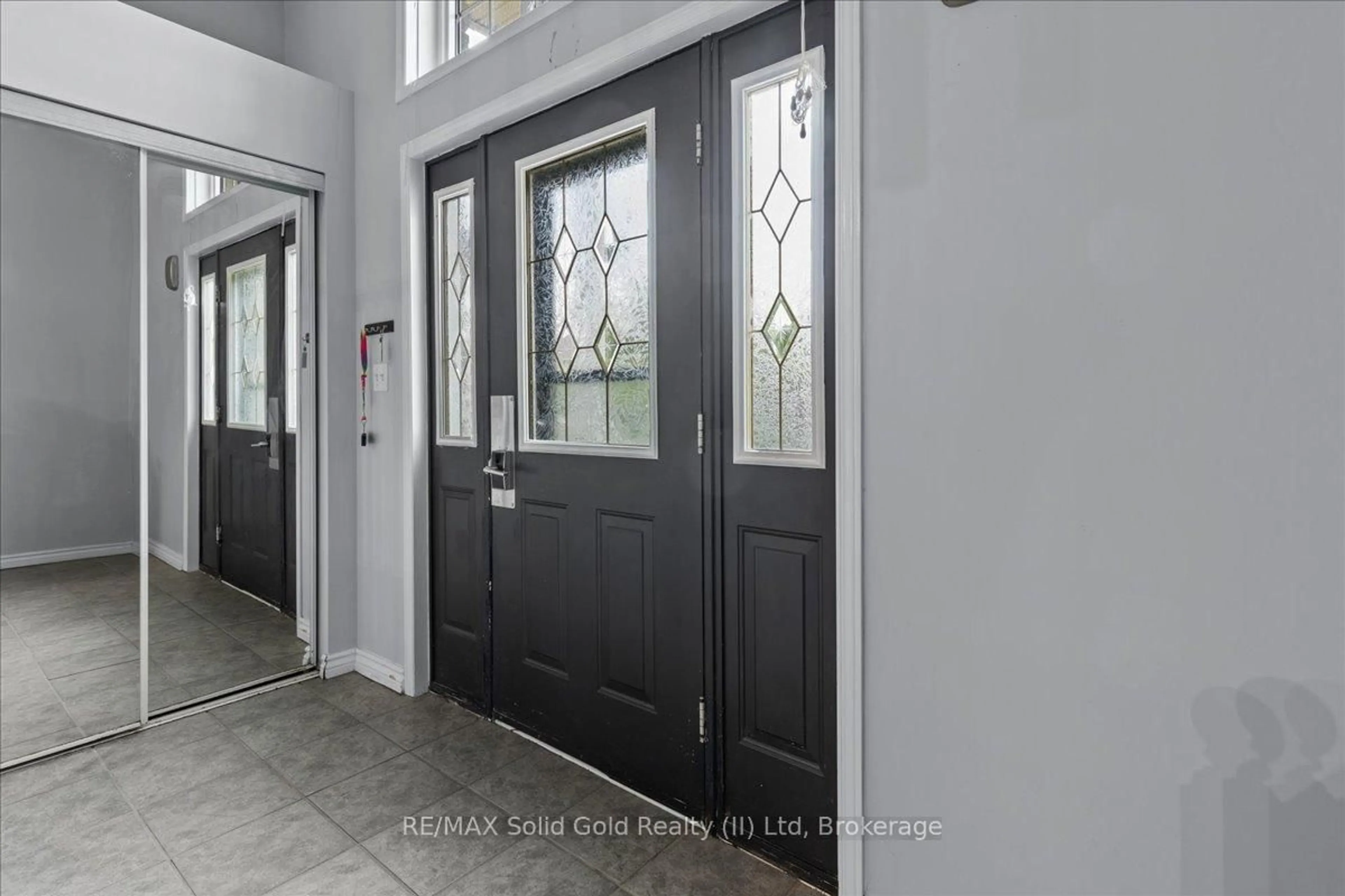 Indoor entryway for 3 Wisteria Crt, Kitchener Ontario N2E 3T4