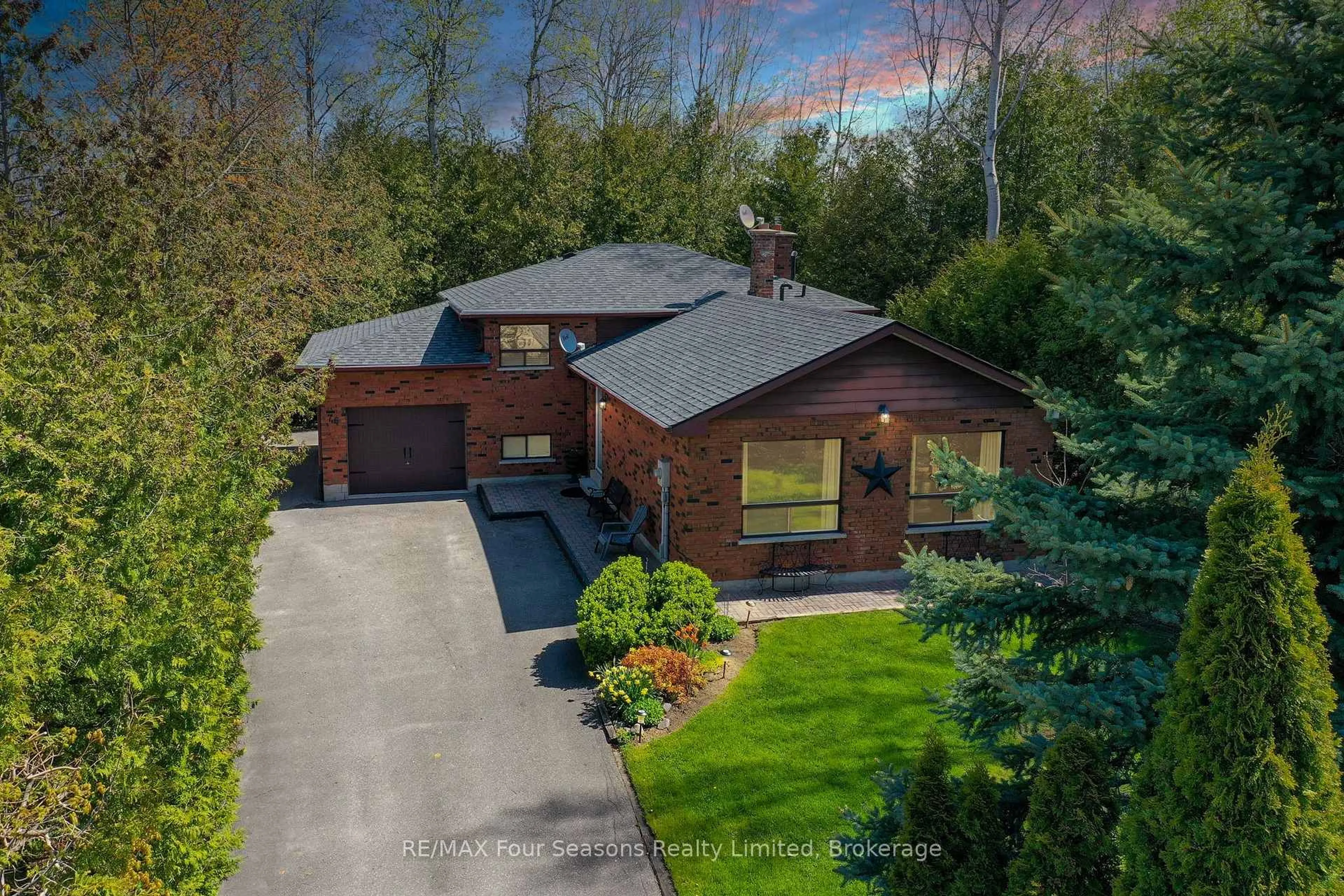 A pic from outside/outdoor area/front of a property/back of a property/a pic from drone, street for 76 Arthur St, Blue Mountains Ontario N0H 2P0