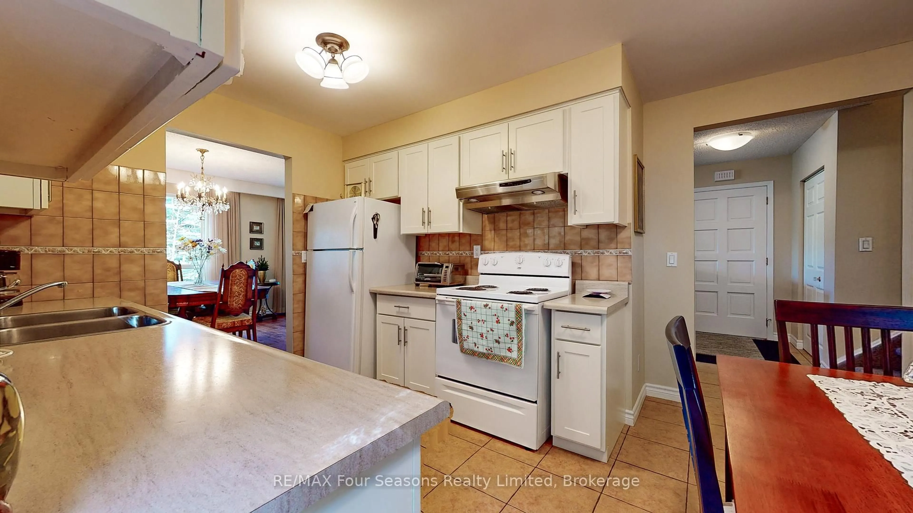 Standard kitchen, unknown for 76 Arthur St, Blue Mountains Ontario N0H 2P0