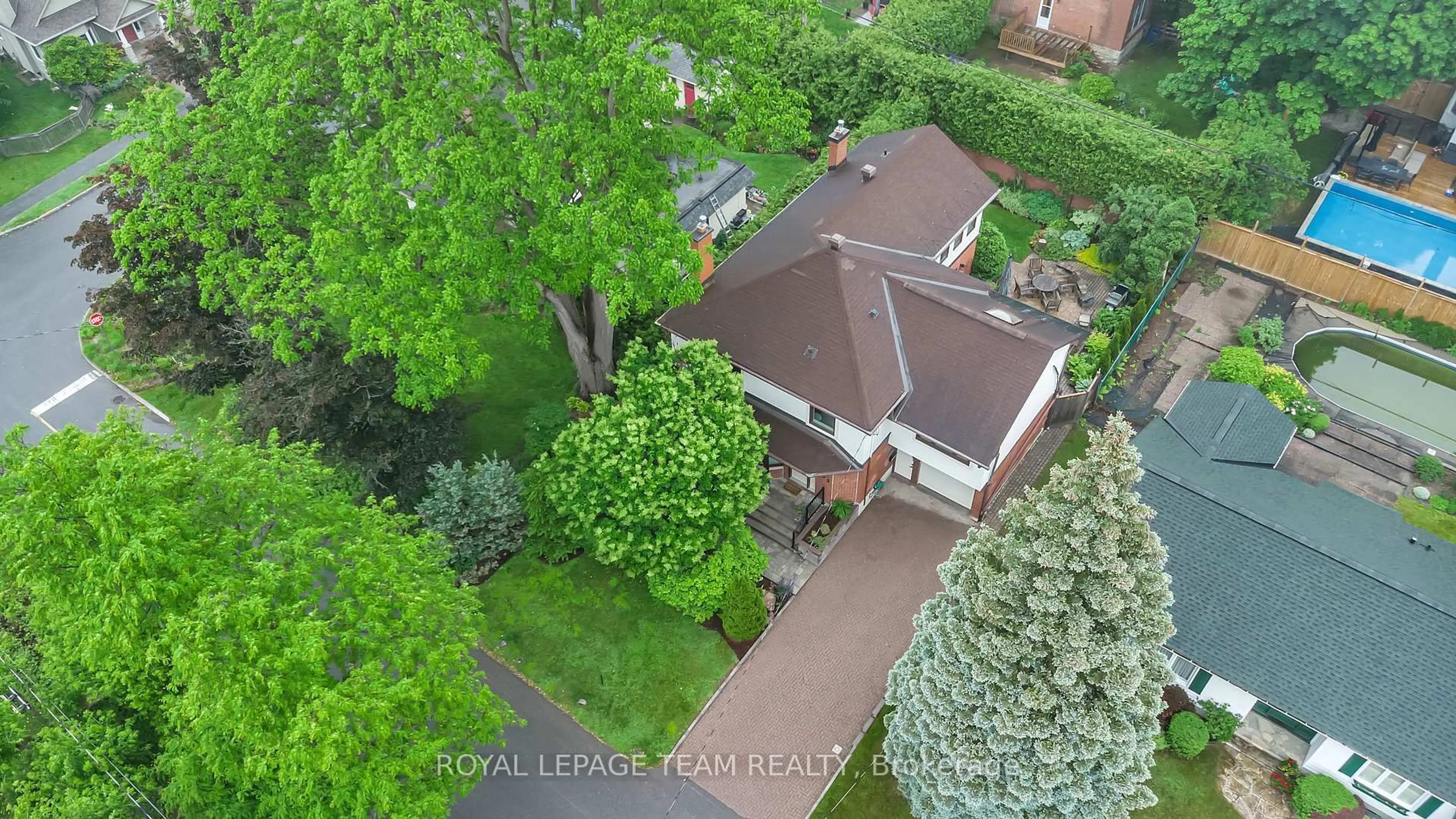A pic from outside/outdoor area/front of a property/back of a property/a pic from drone, street for 603 Edison Ave, Ottawa Ontario K2A 1V6